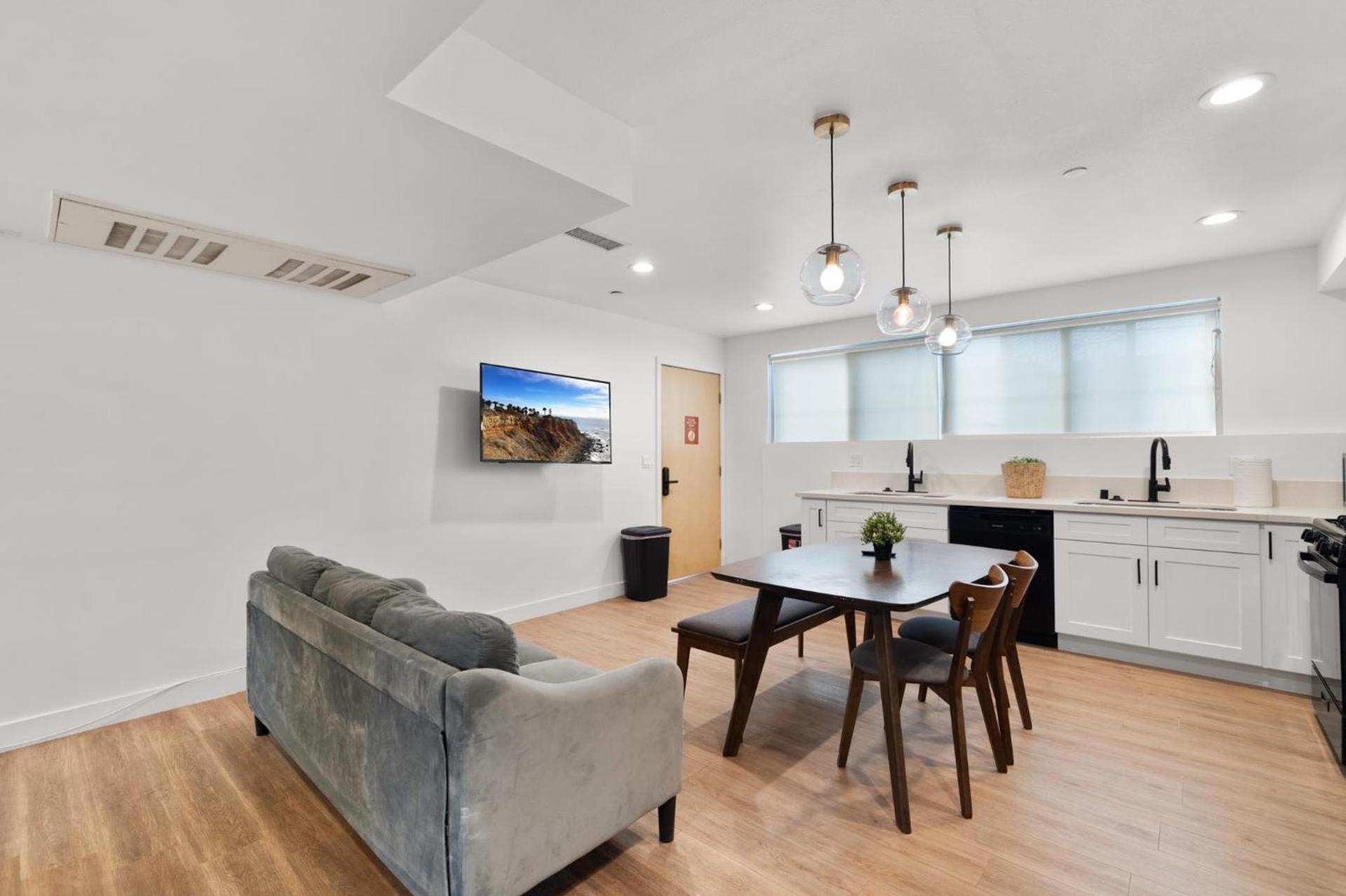 Charming Urban Retreat near USC in LA- Private room with Share Living room with Kitchen photo 26