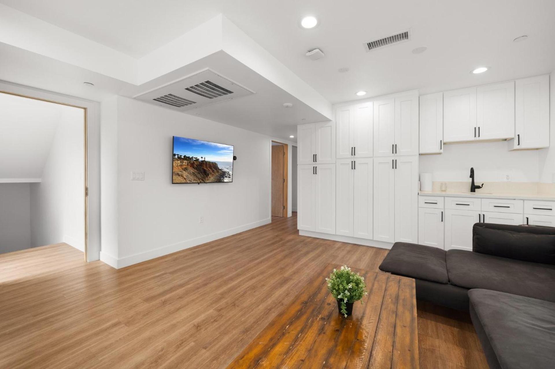 Charming Urban Retreat near USC in LA- Private room with Share Living room with Kitchen photo 23
