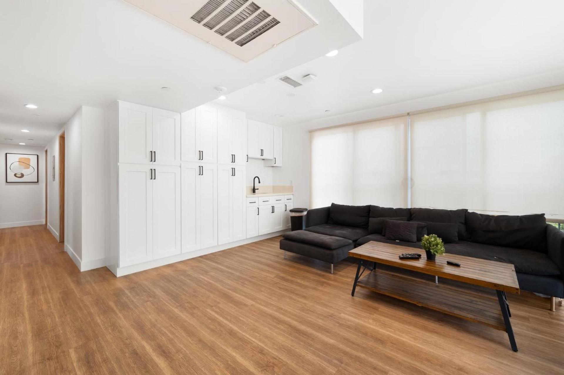Charming Urban Retreat near USC in LA- Private room with Share Living room with Kitchen photo 12