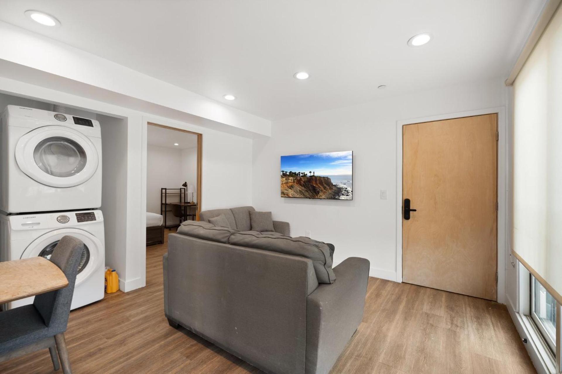 Charming Urban Retreat near USC in LA- Private room with Share Living room with Kitchen photo 28