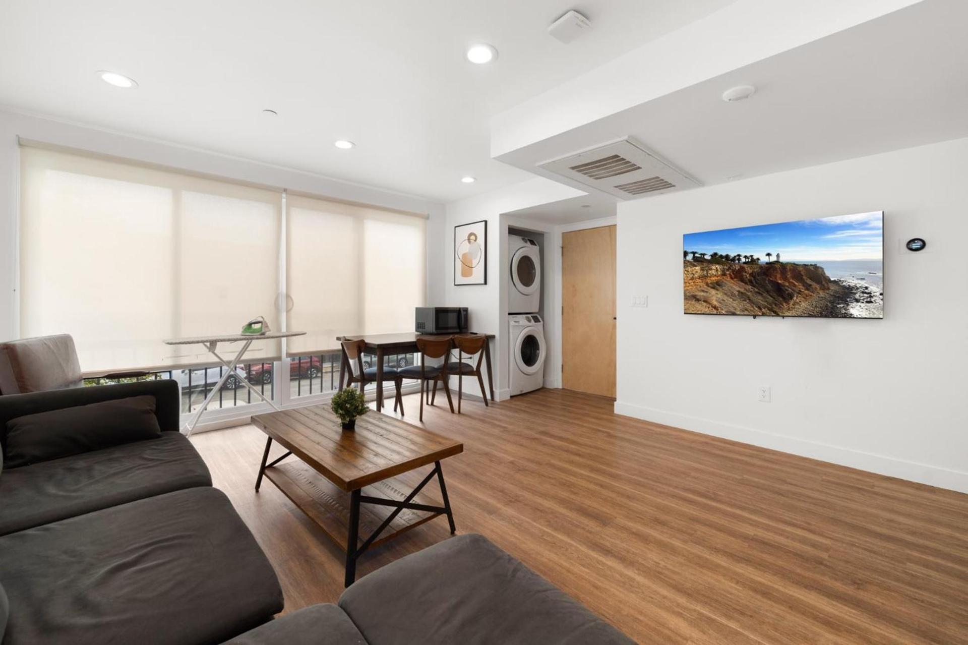 Charming Urban Retreat near USC in LA- Private room with Share Living room with Kitchen photo 5