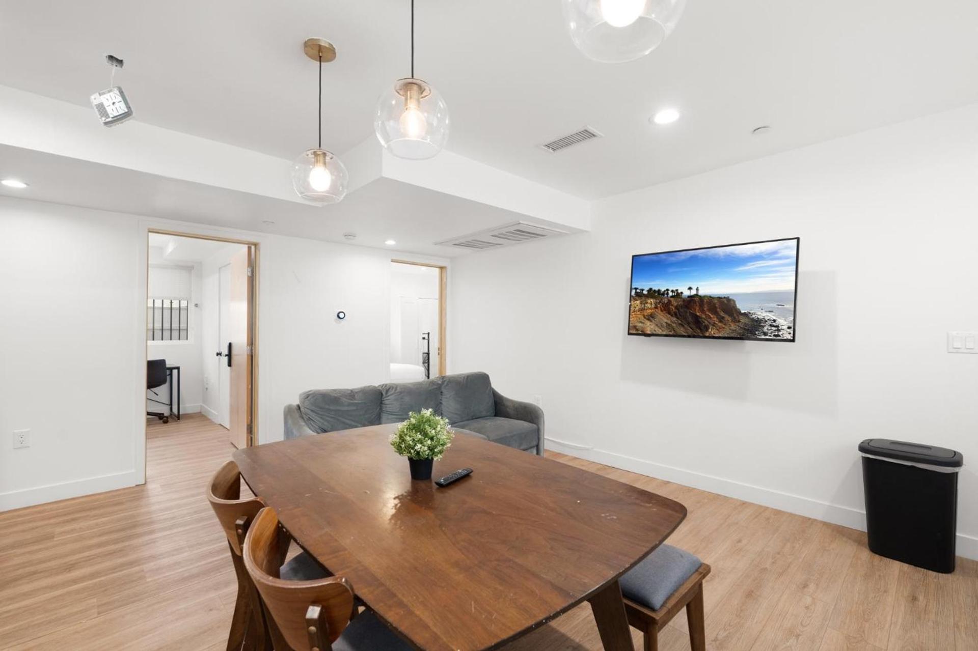 Charming Urban Retreat near USC in LA- Private room with Share Living room with Kitchen photo 27