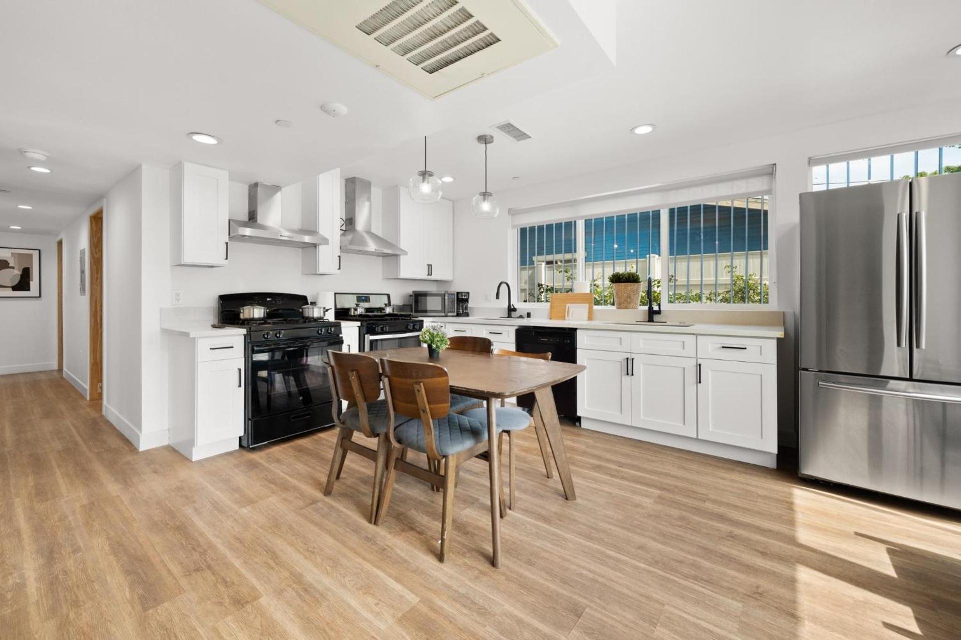 Charming Urban Retreat near USC in LA- Private room with Share Living room with Kitchen photo 22