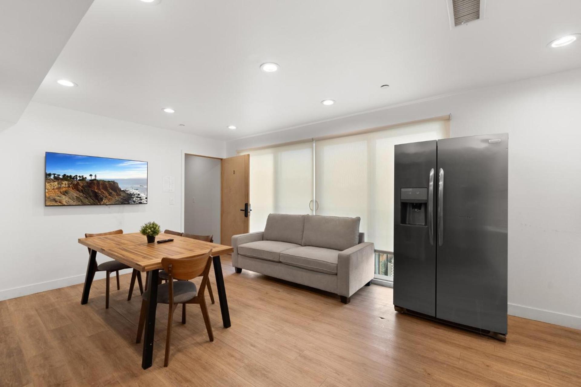 Charming Urban Retreat near USC in LA- Private room with Share Living room with Kitchen photo 4