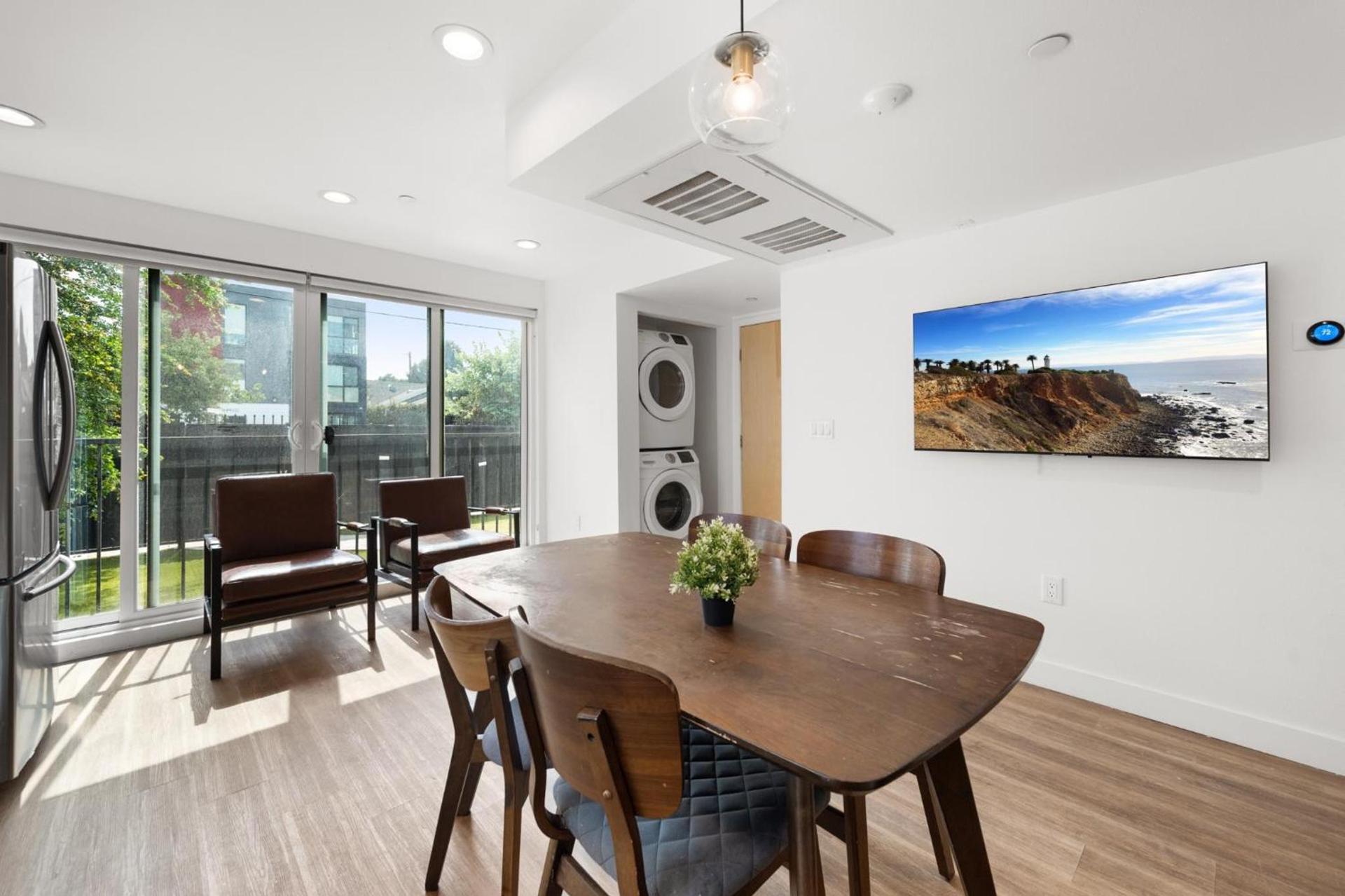 Charming Urban Retreat near USC in LA- Private room with Share Living room with Kitchen photo 16