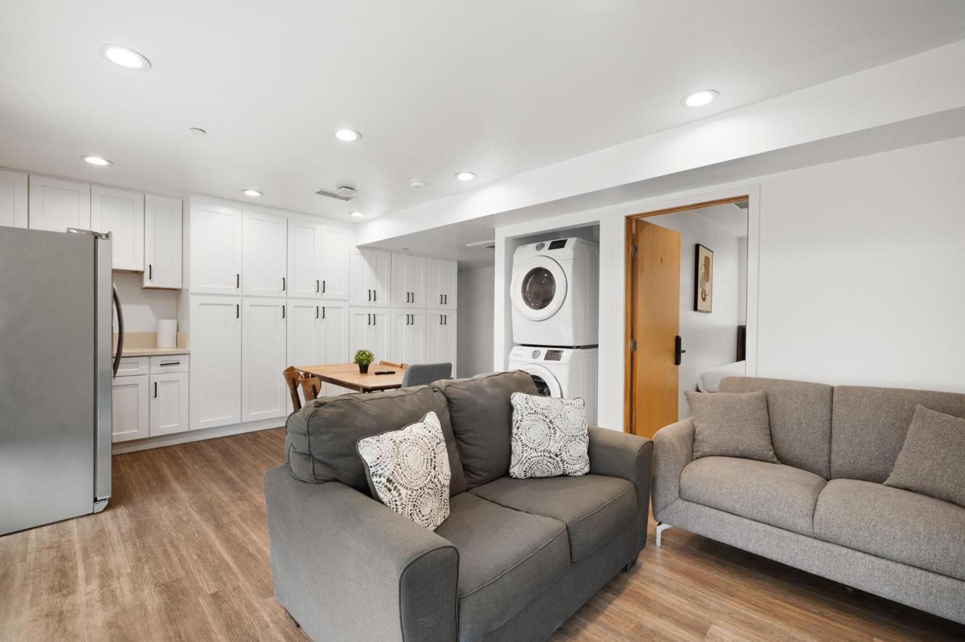 Charming Urban Retreat near USC in LA- Private room with Share Living room with Kitchen photo 10