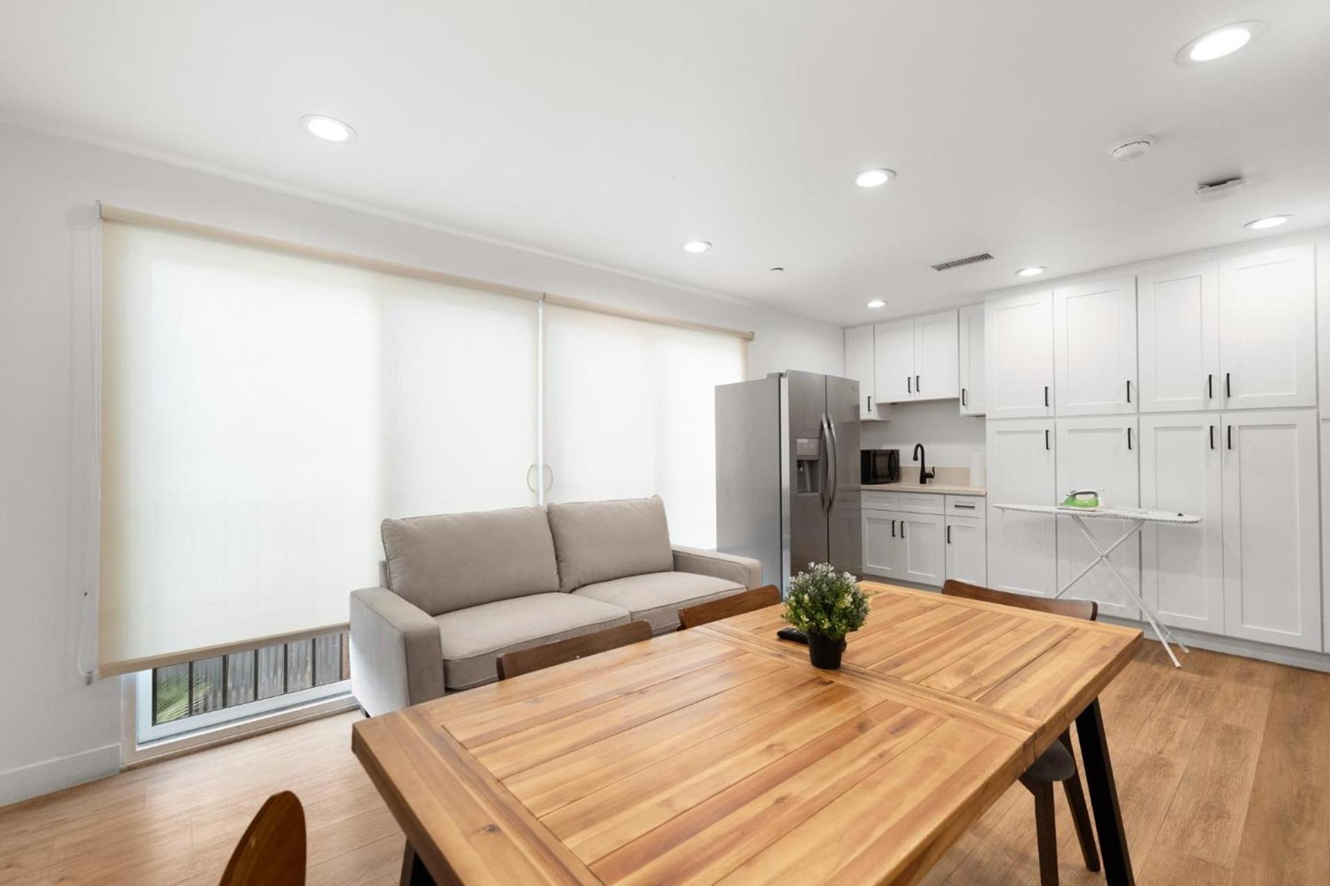 Charming Urban Retreat near USC in LA- Private room with Share Living room with Kitchen photo 25