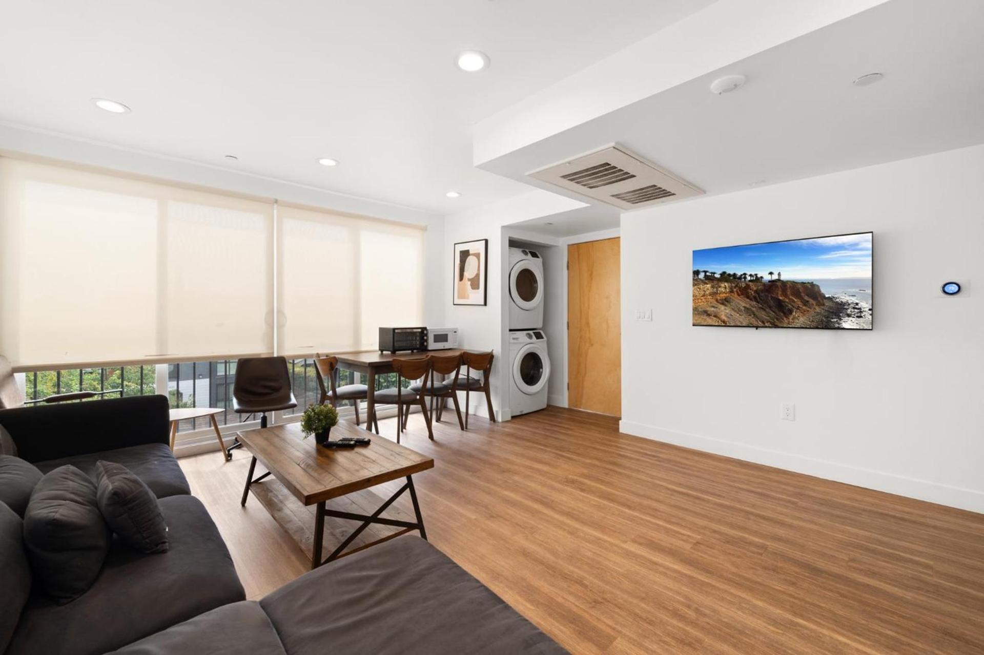Charming Urban Retreat near USC in LA- Private room with Share Living room with Kitchen photo 18