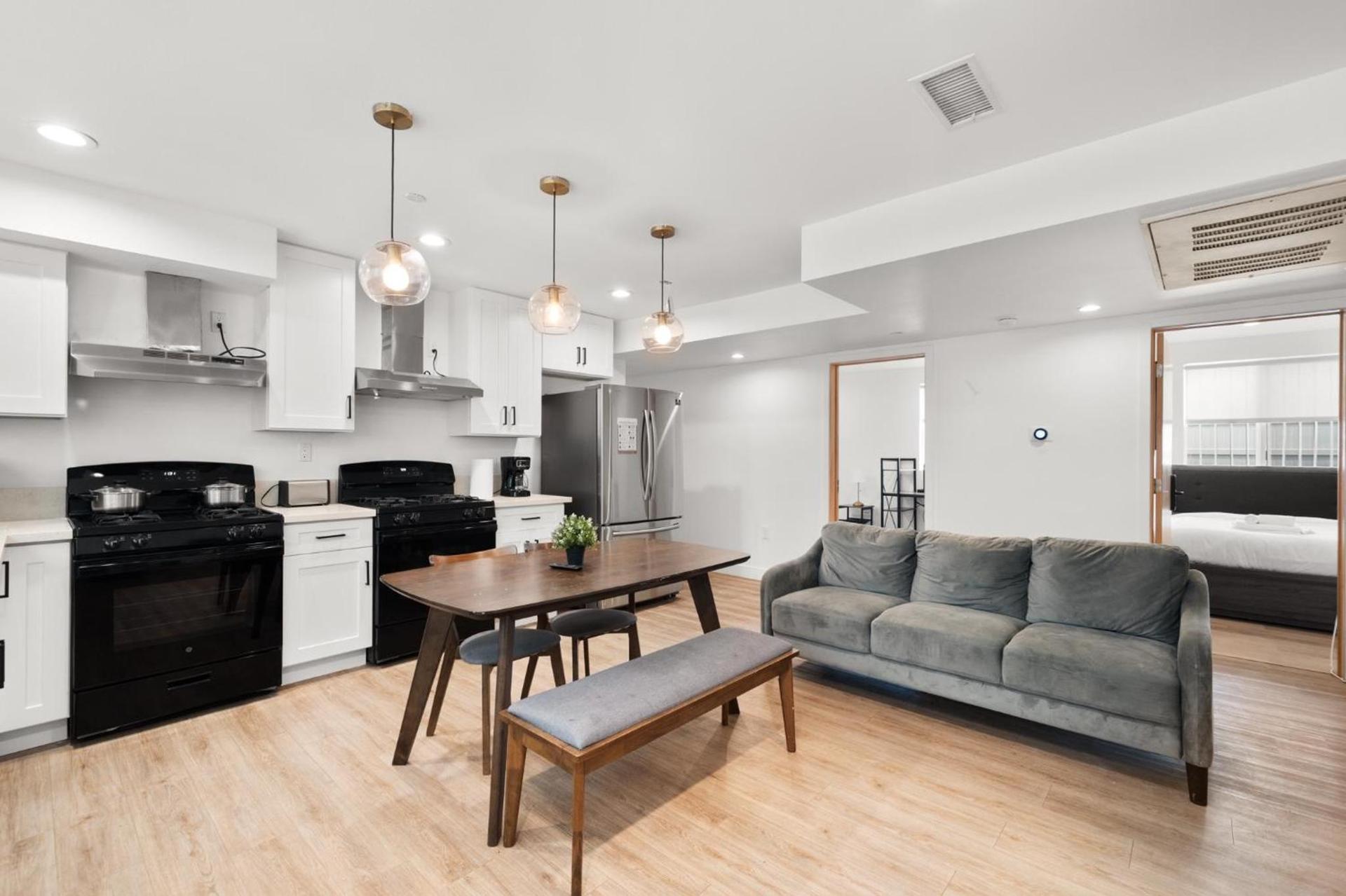 Charming Urban Retreat near USC in LA- Private room with Share Living room with Kitchen photo 7