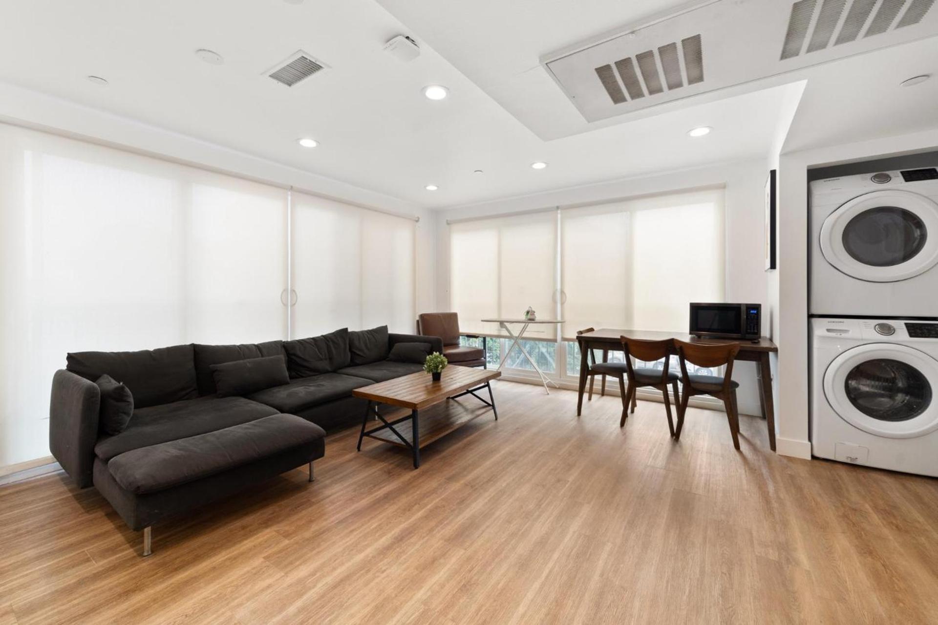 Charming Urban Retreat near USC in LA- Private room with Share Living room with Kitchen photo 14