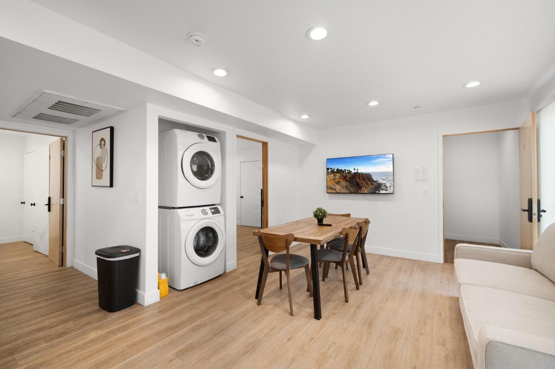 Charming Urban Retreat near USC in LA- Private room with Share Living room with Kitchen photo 21