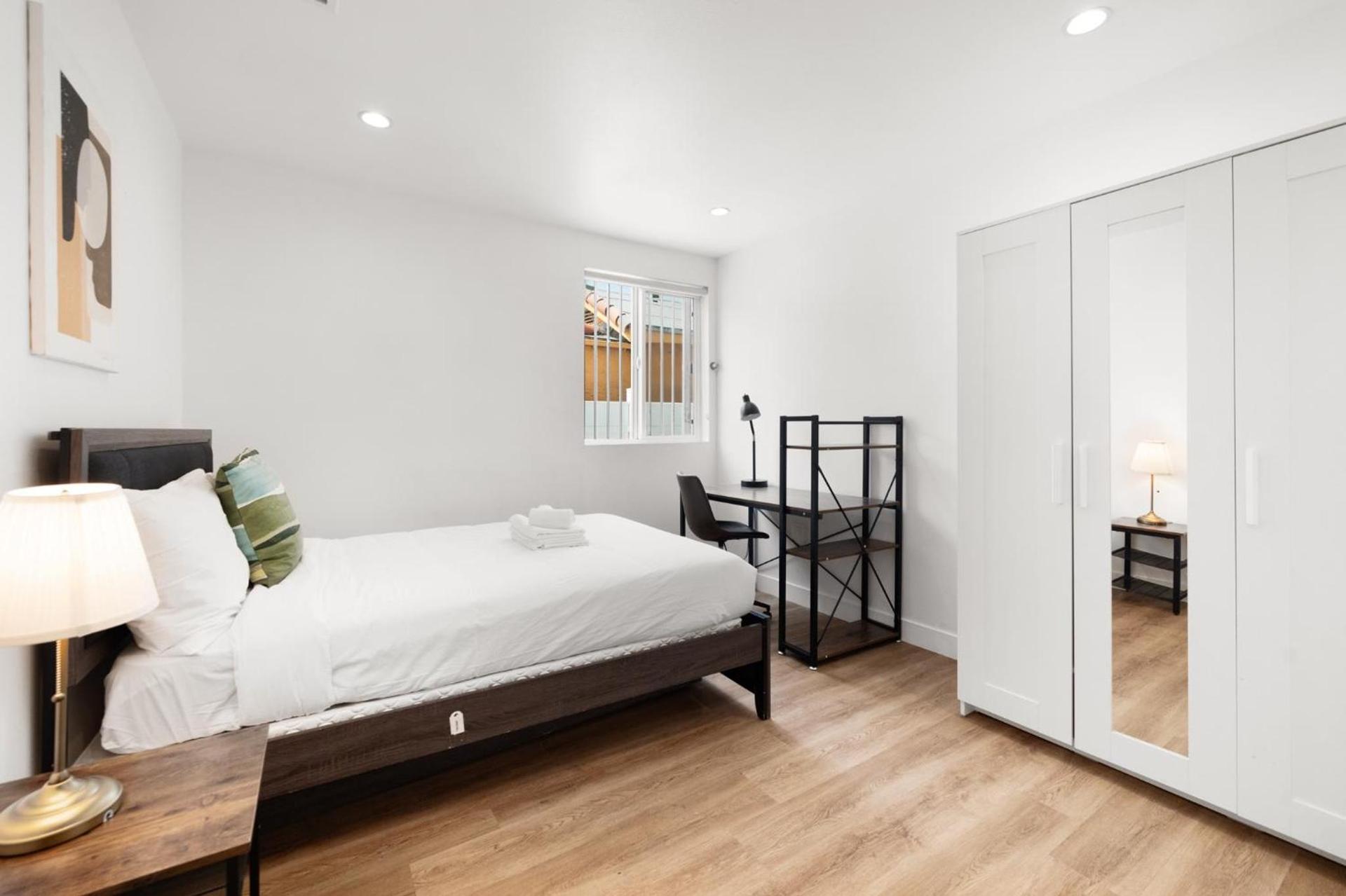 Charming Urban Retreat near USC in LA- Private room with Share Living room with Kitchen photo 3