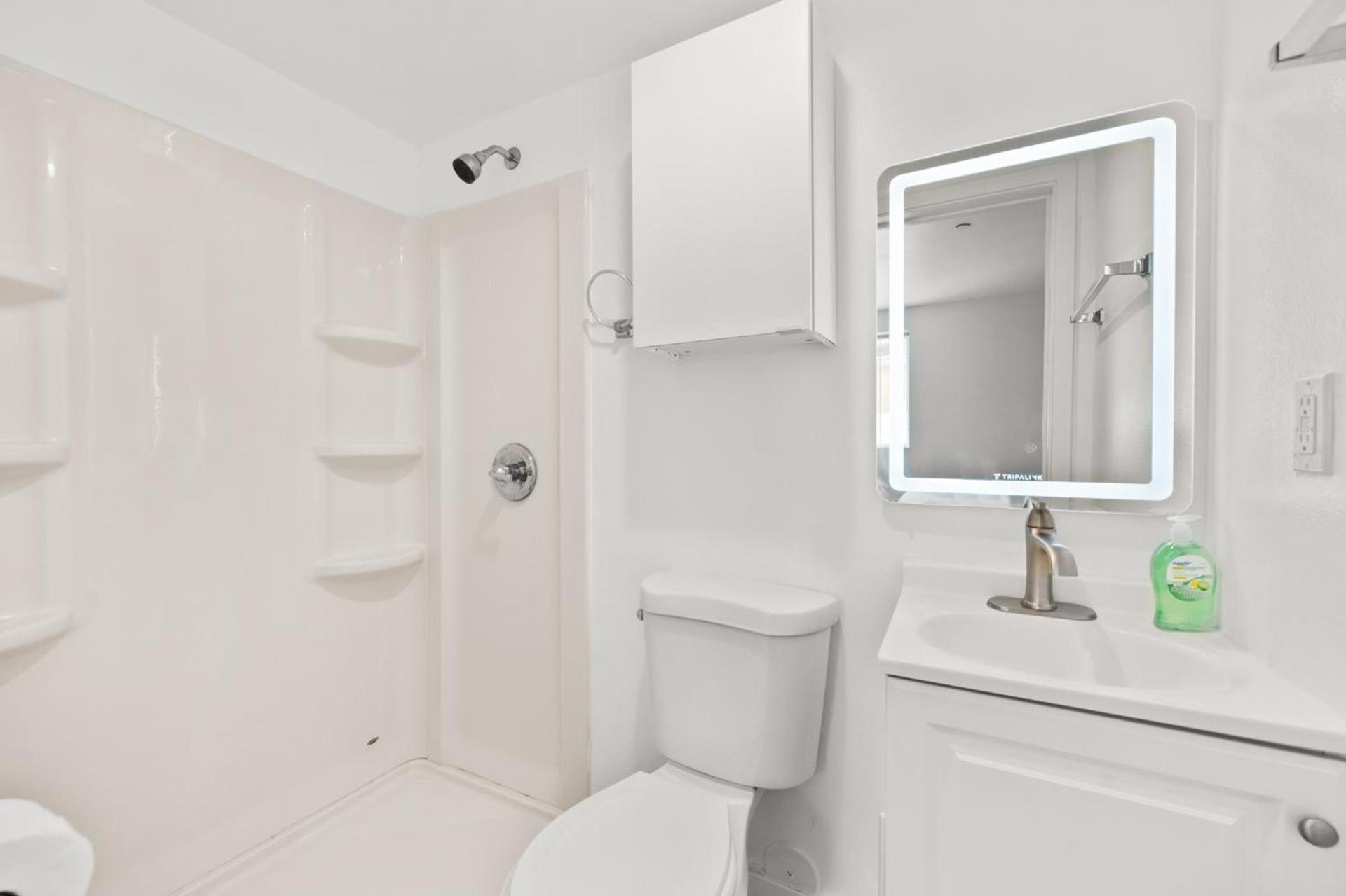 Charming Urban Retreat near USC in LA- Private room with Share Living room with Kitchen photo 15