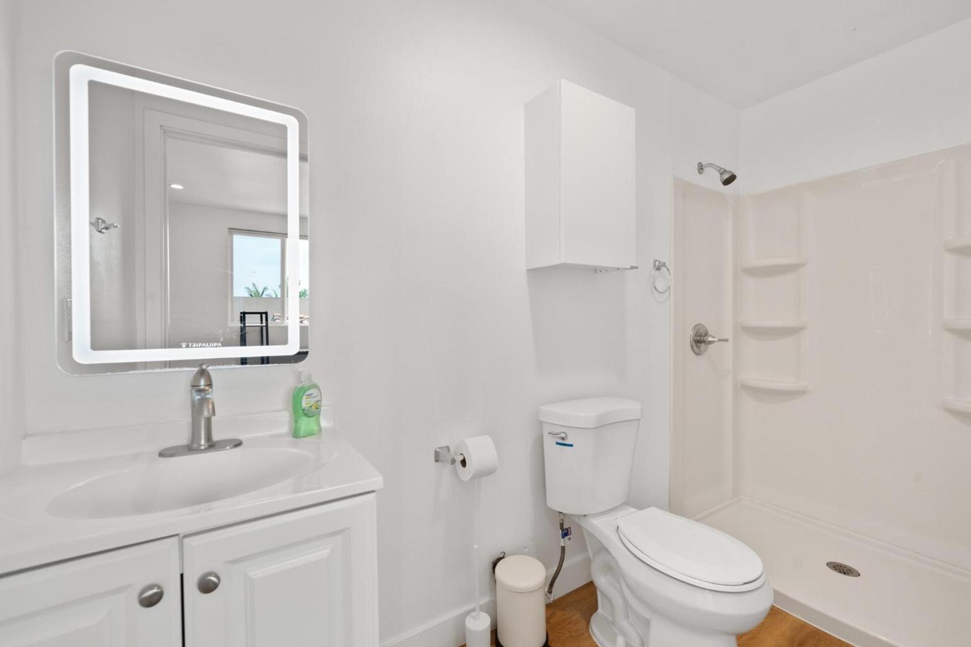 Charming Urban Retreat near USC in LA- Private room with Share Living room with Kitchen photo 2