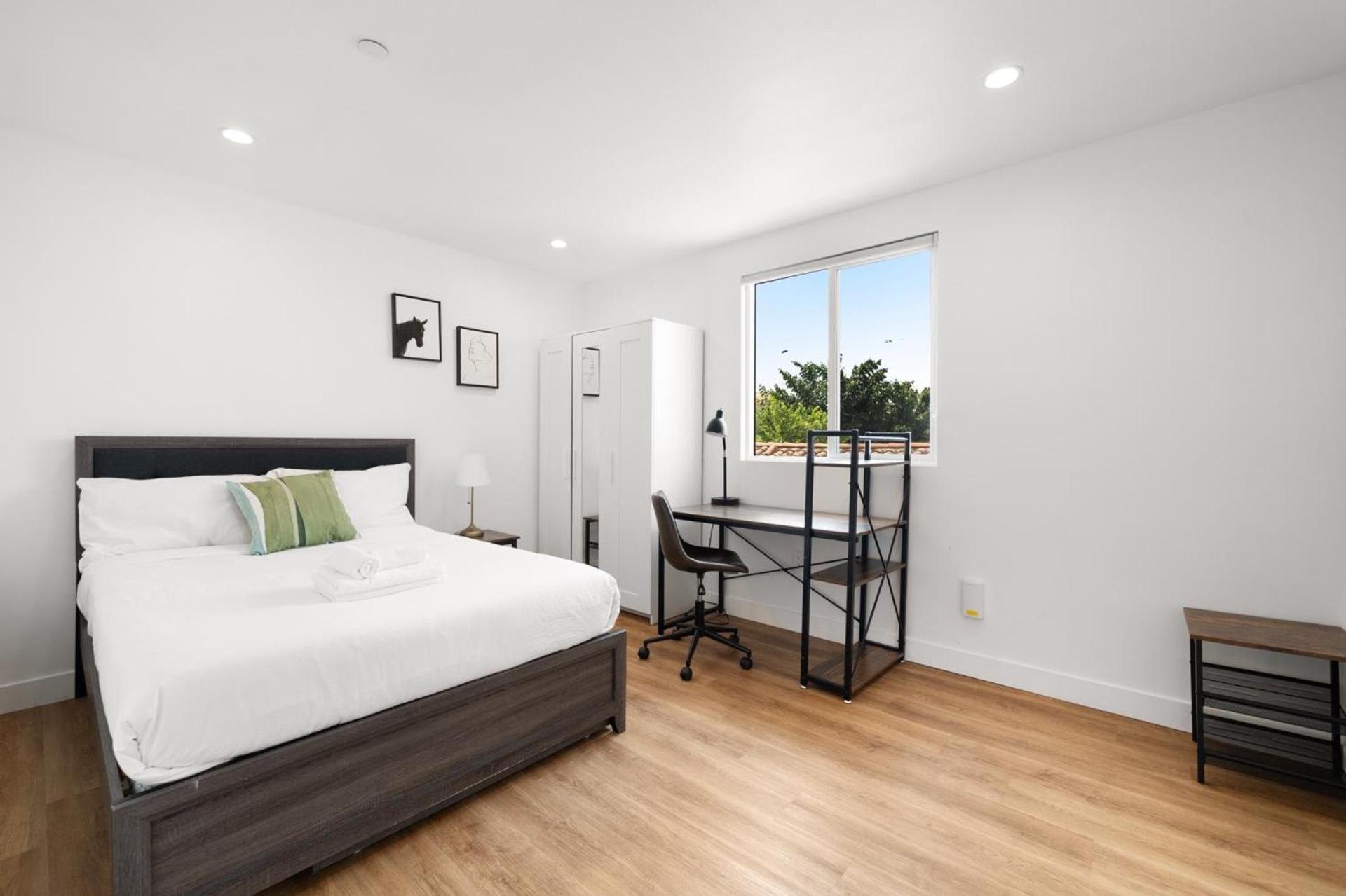 Charming Urban Retreat near USC in LA- Private room with Share Living room with Kitchen photo 8