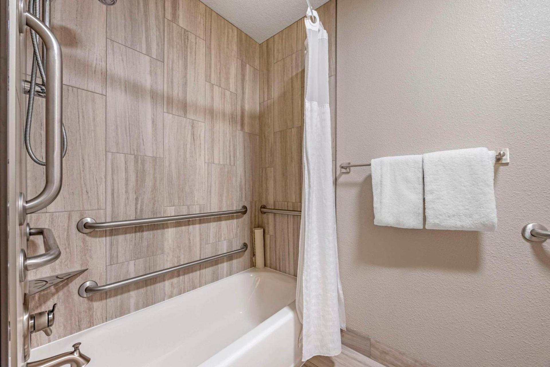 Elizabeth Oceanfront Suites, an Ascend Collection Hotel photo 12