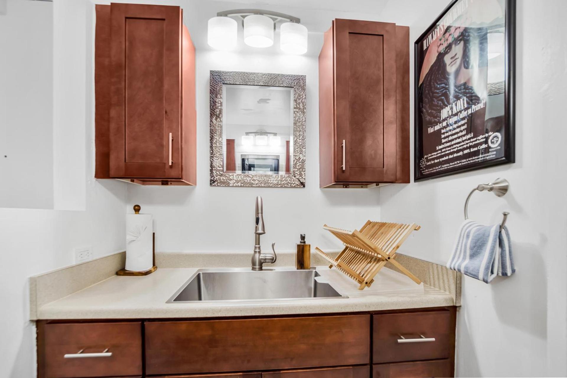 Kona Islander Inn - Prime Downtown Location with Hot Tub, Pool & Beach photo 33