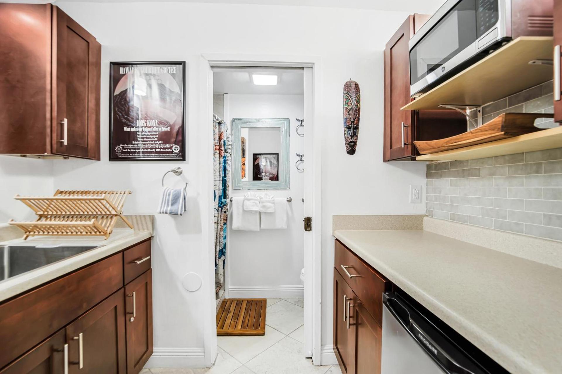Kona Islander Inn - Prime Downtown Location with Hot Tub, Pool & Beach photo 29