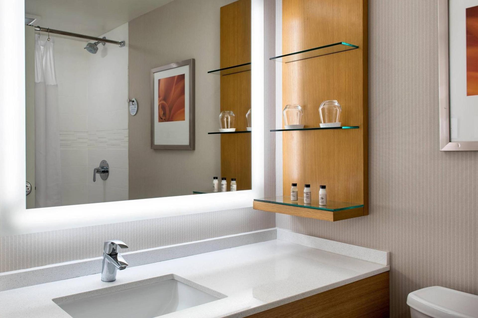 Delta Hotels by Marriott Utica photo 11