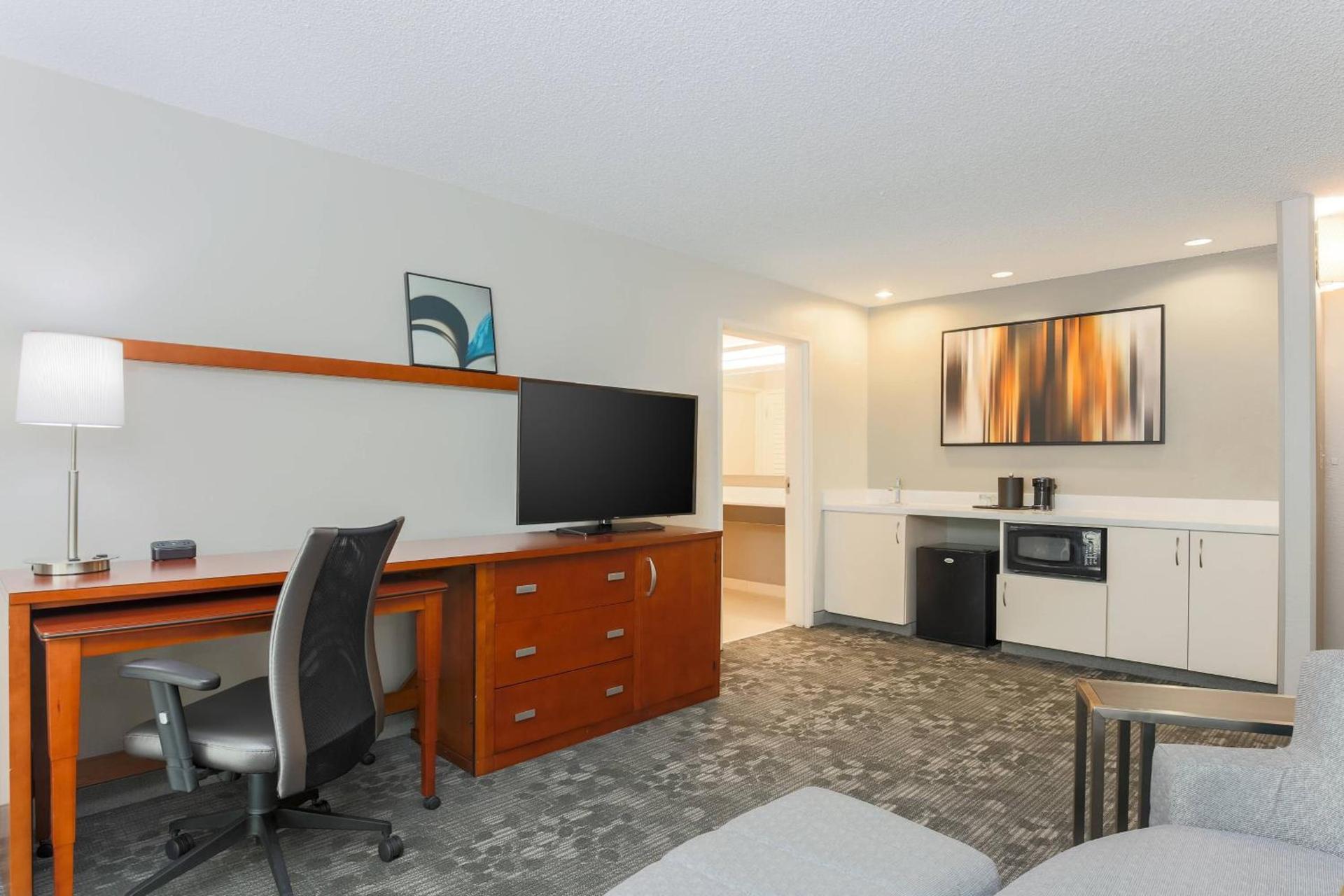 Courtyard by Marriott Monroe Airport photo 13