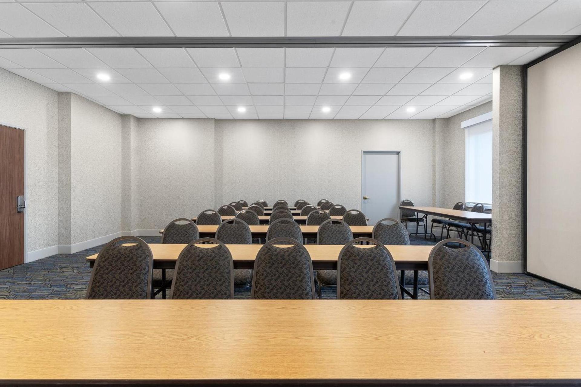 Holiday Inn Express Hotel & Suites Coralville by IHG photo 32