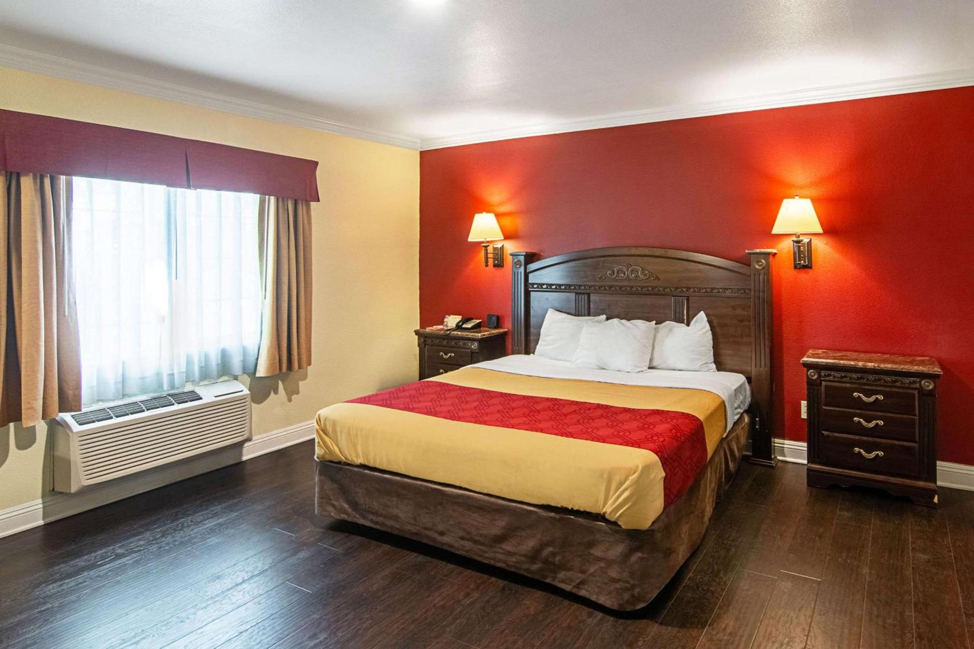 Econo Lodge Long Beach I-405 photo 16