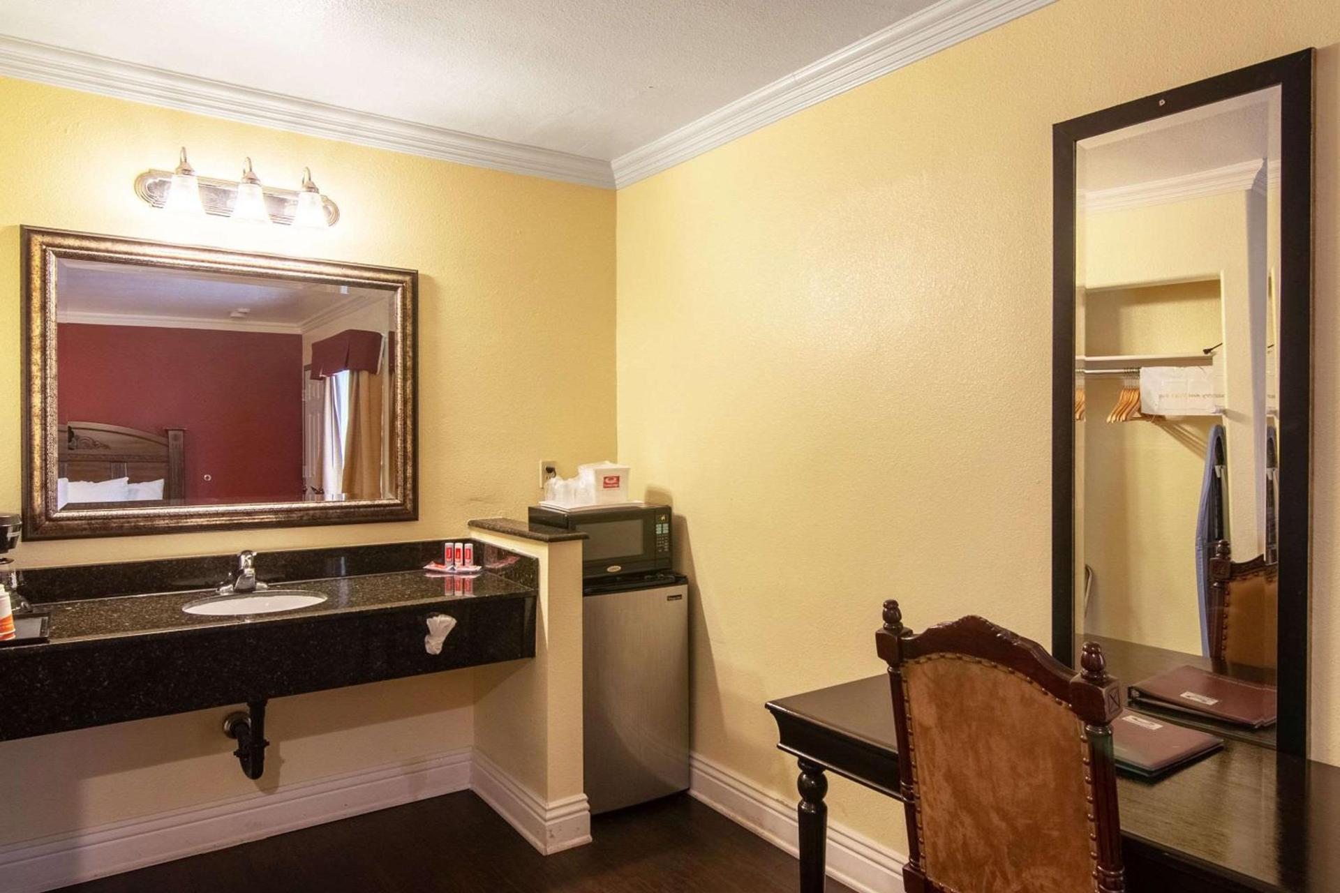 Econo Lodge Long Beach I-405 photo 24