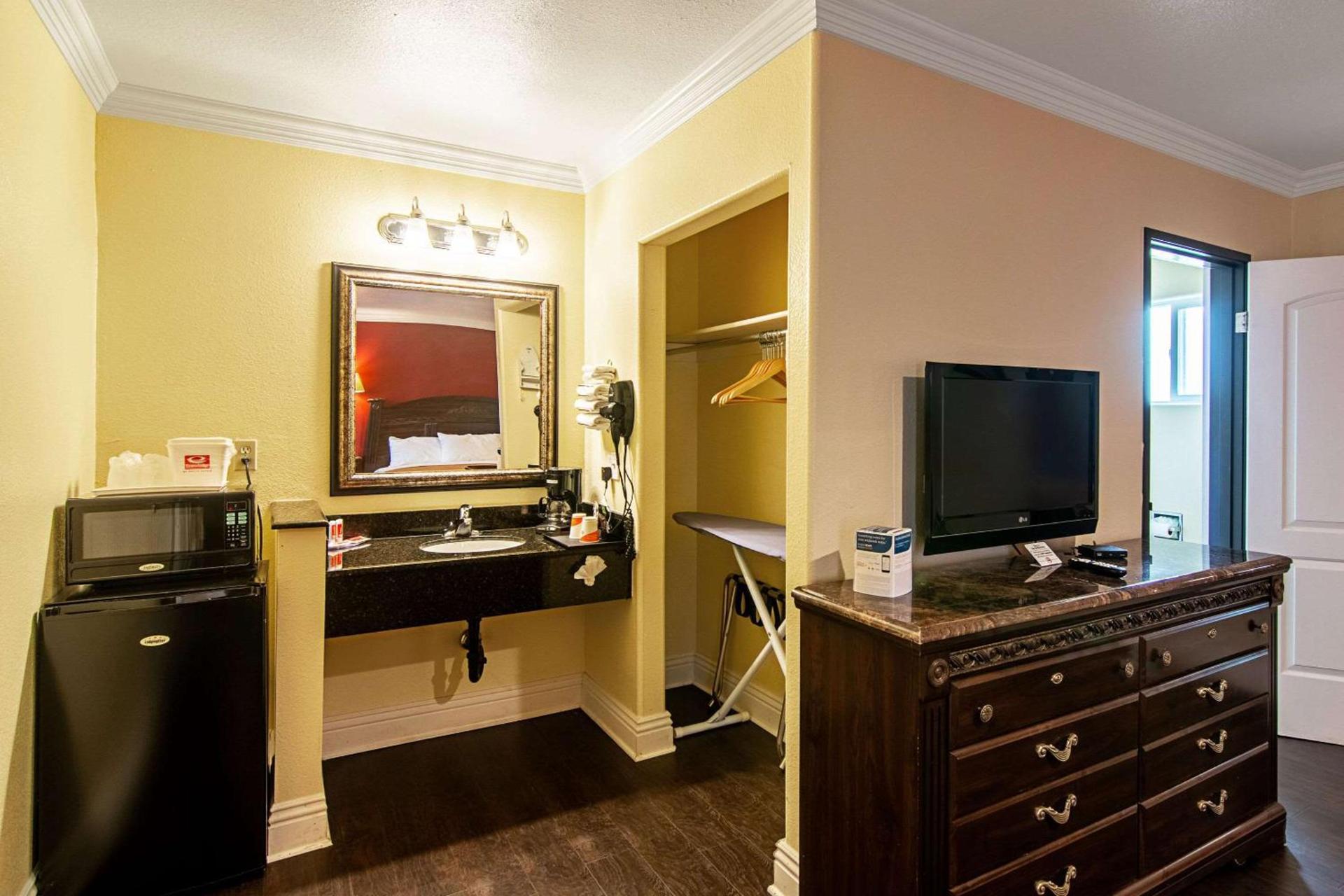 Econo Lodge Long Beach I-405 photo 14