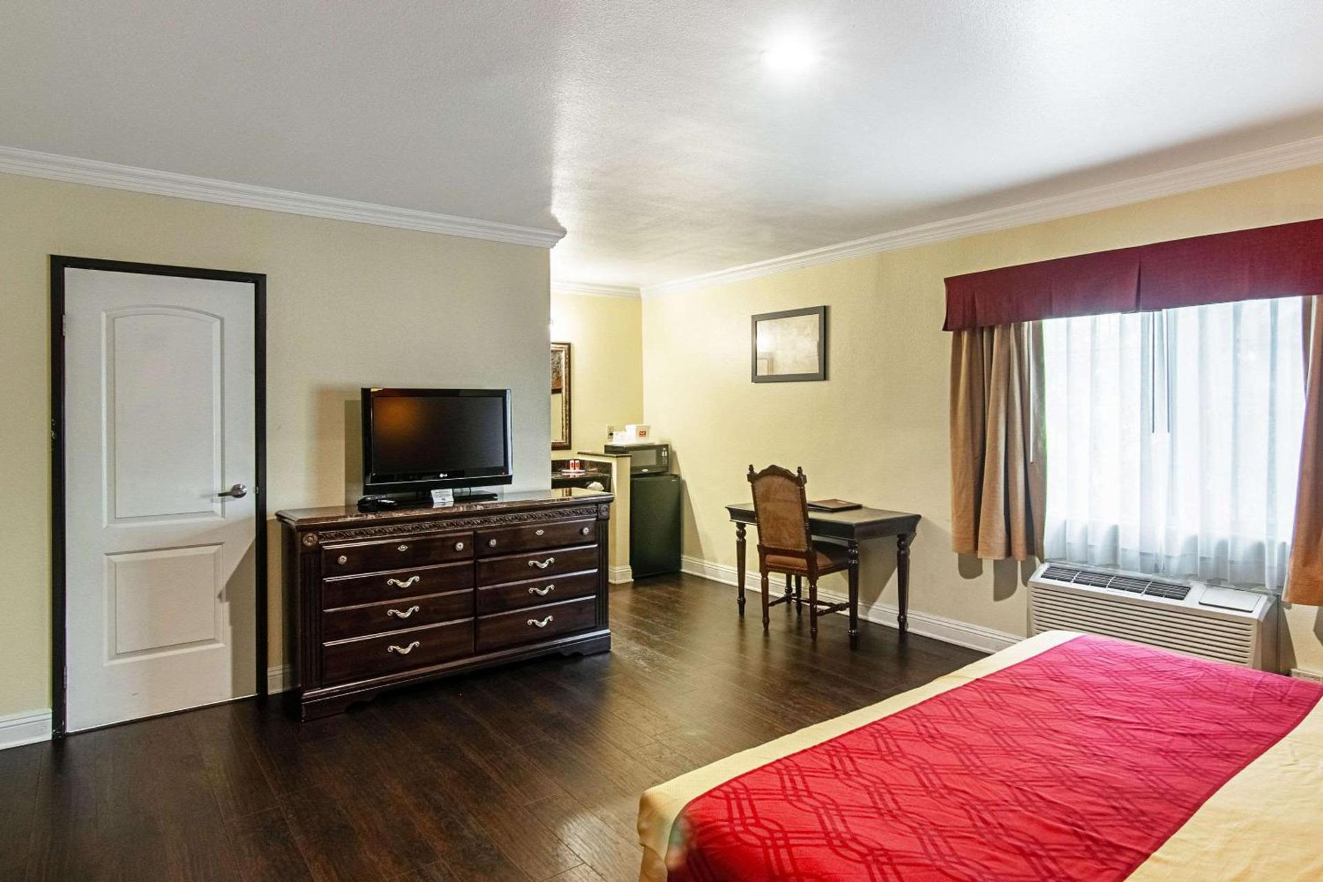Econo Lodge Long Beach I-405 photo 18