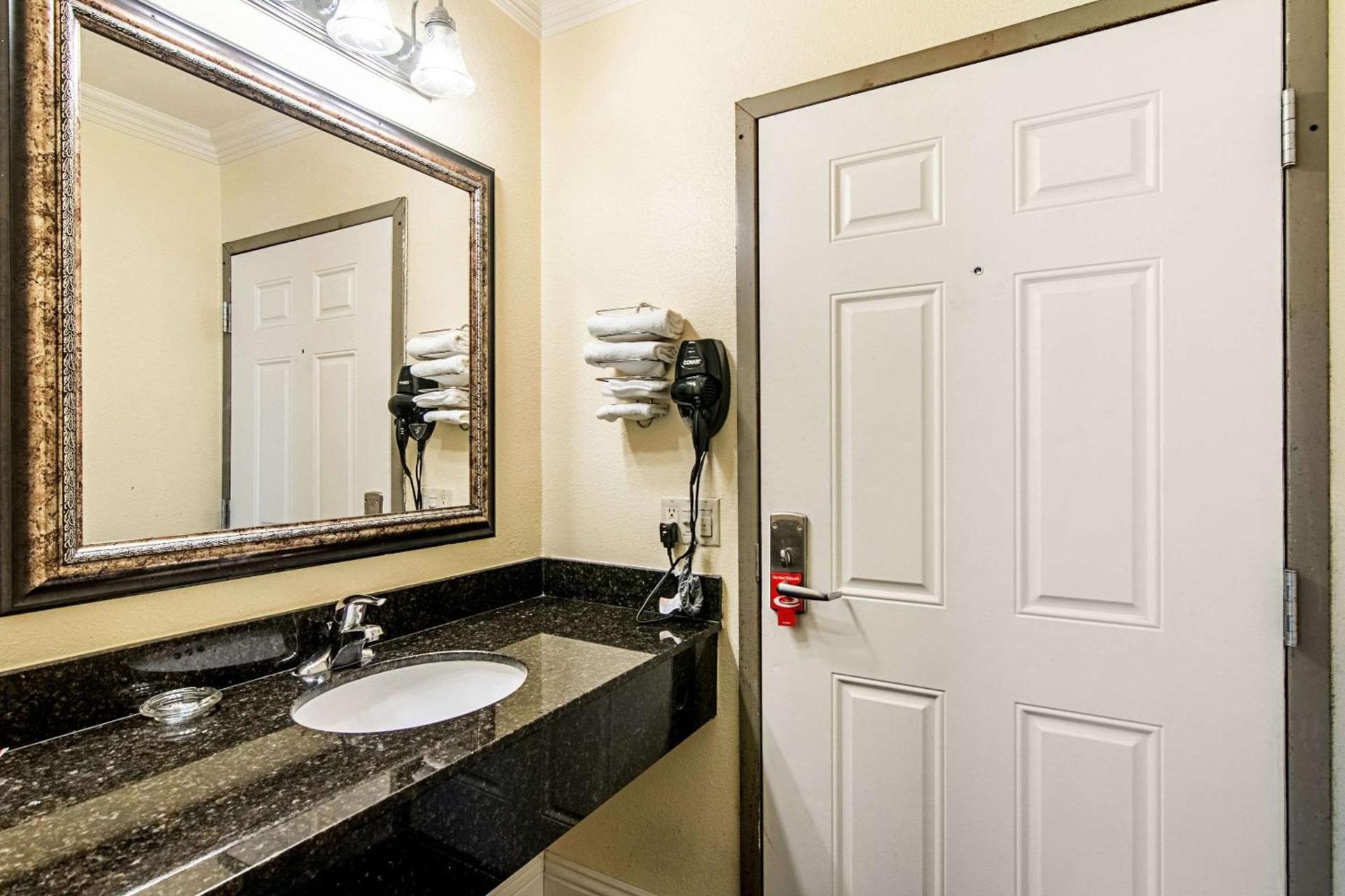 Econo Lodge Long Beach I-405 photo 10