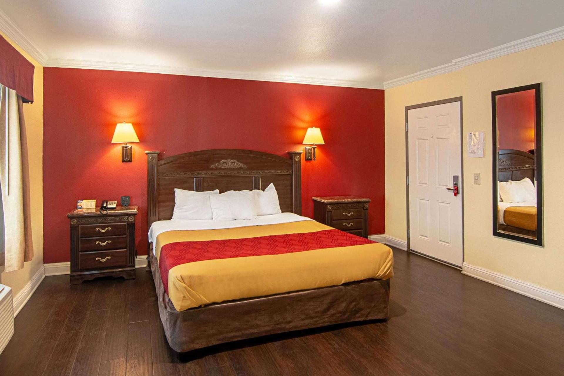 Econo Lodge Long Beach I-405 photo 17