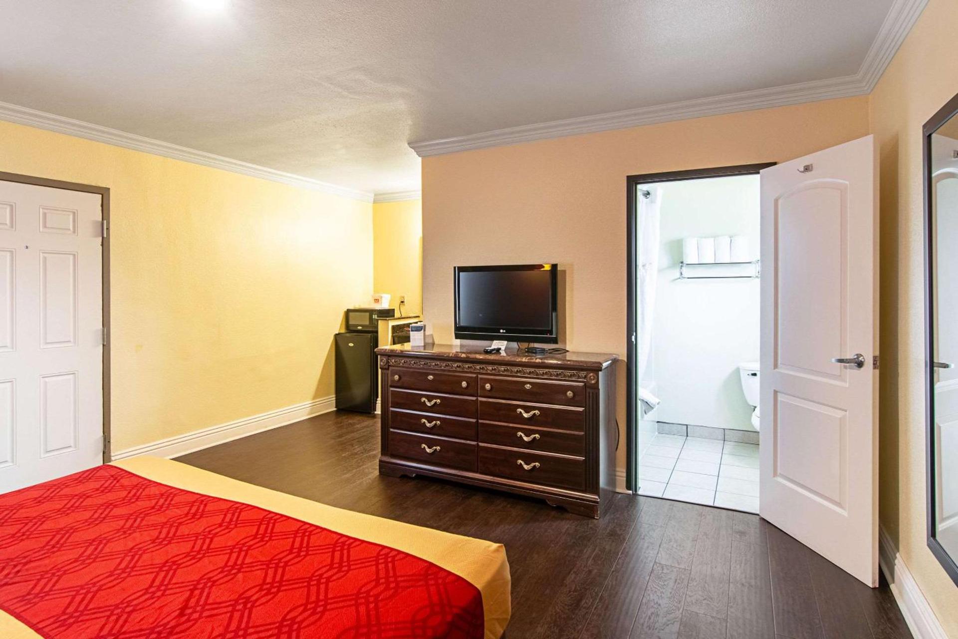 Econo Lodge Long Beach I-405 photo 13