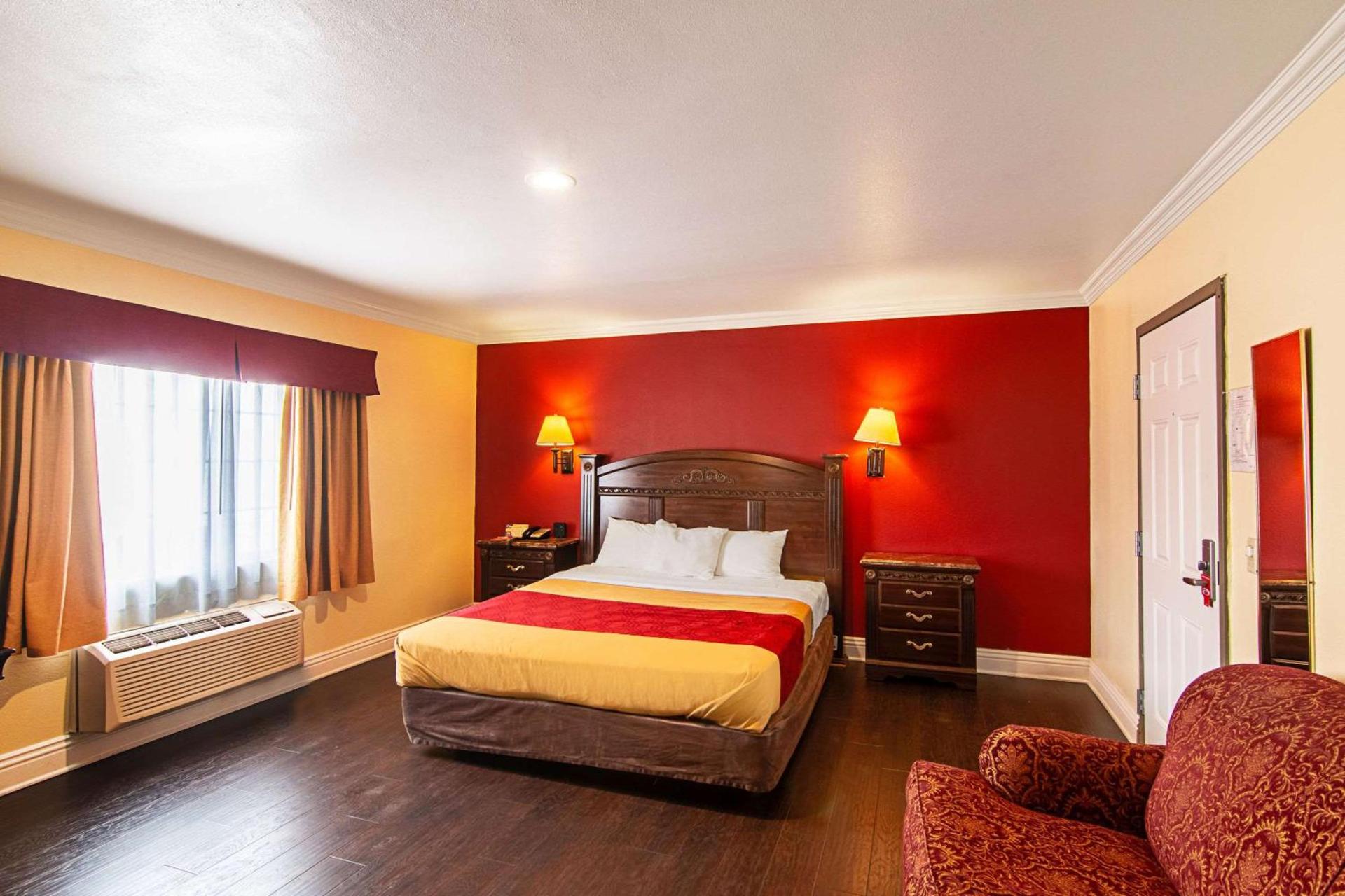 Econo Lodge Long Beach I-405 photo 25
