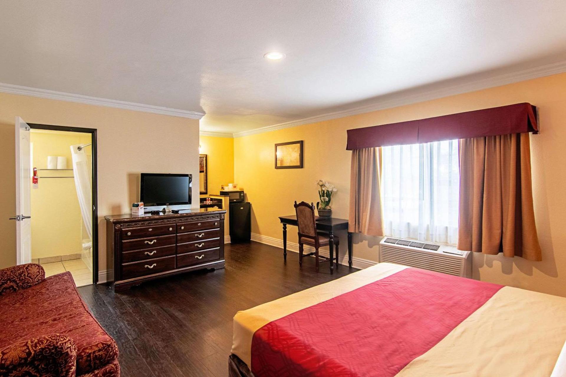 Econo Lodge Long Beach I-405 photo 27
