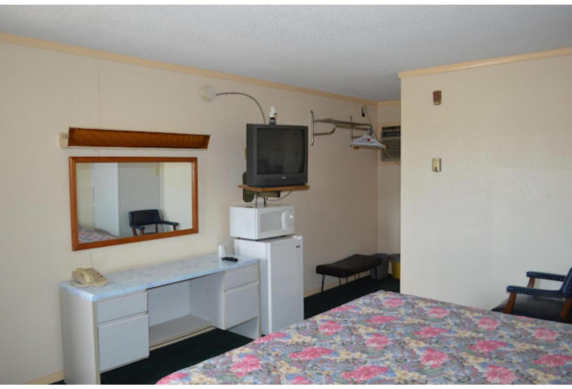 Capri Motel By OYO Elwood, Wathena photo 4