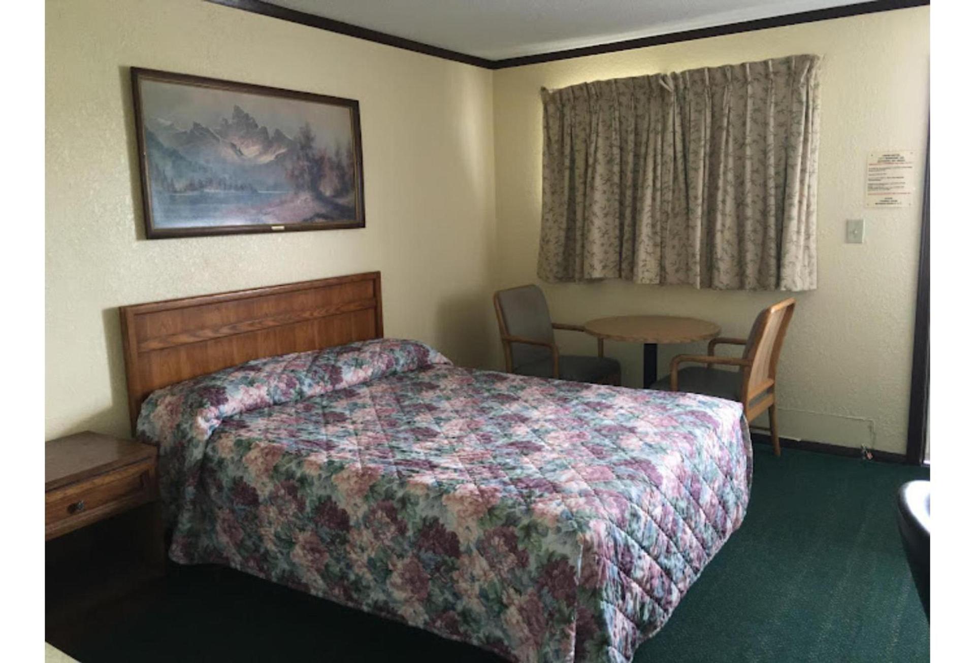 Capri Motel By OYO Elwood, Wathena photo 5