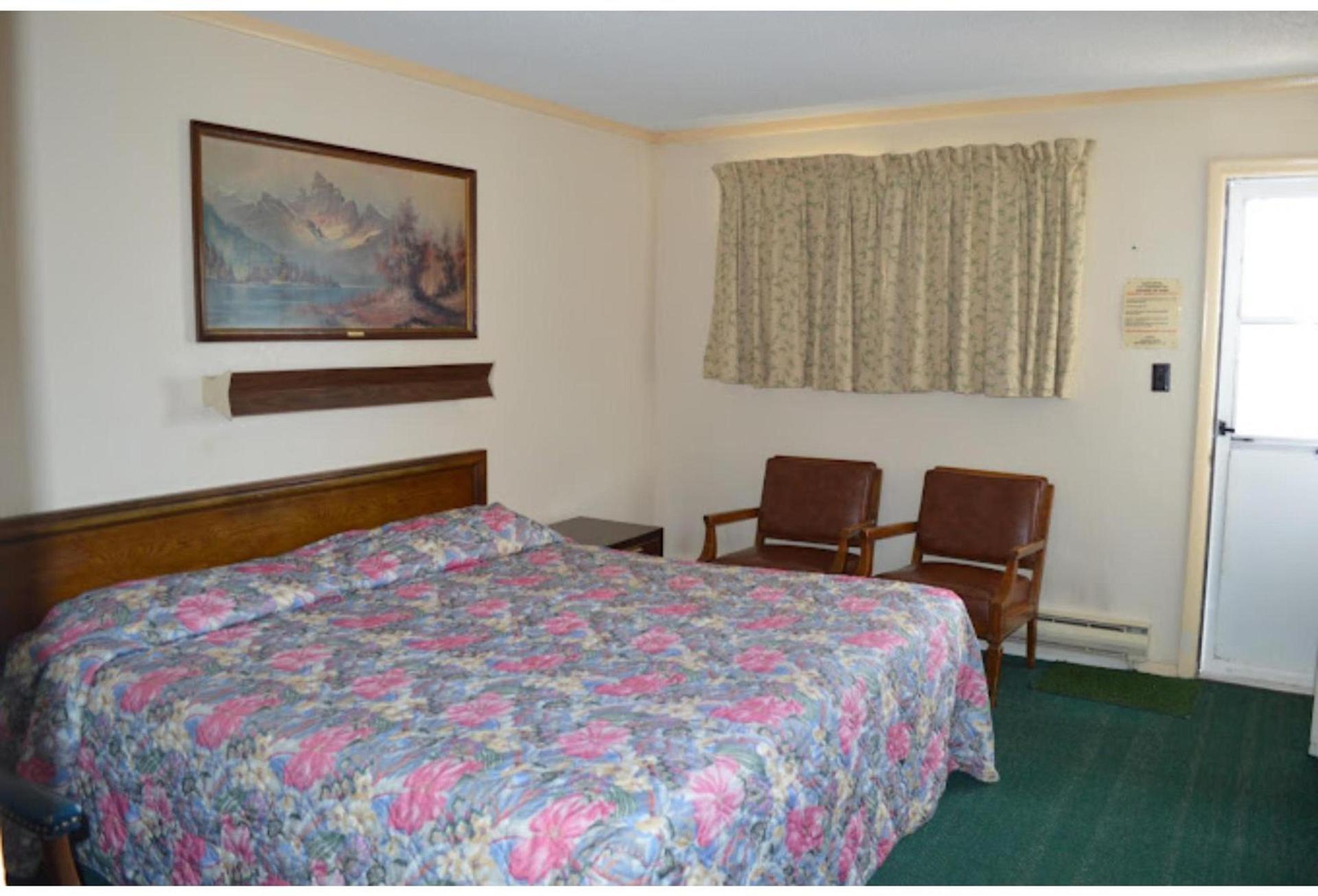 Capri Motel By OYO Elwood, Wathena photo 7