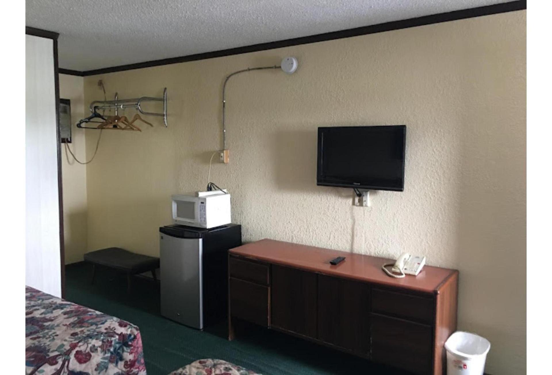Capri Motel By OYO Elwood, Wathena photo 8