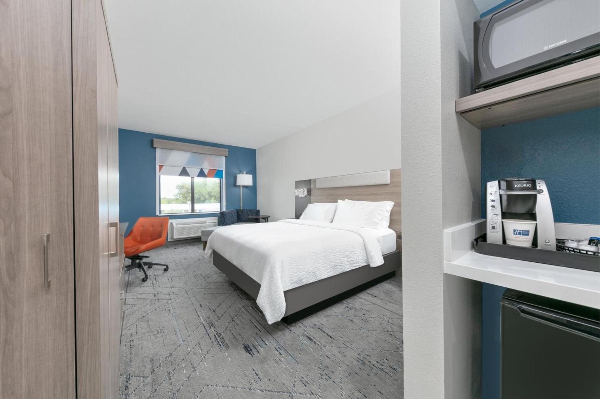 Holiday Inn Express Hotel & Suites Winnie by IHG photo 29
