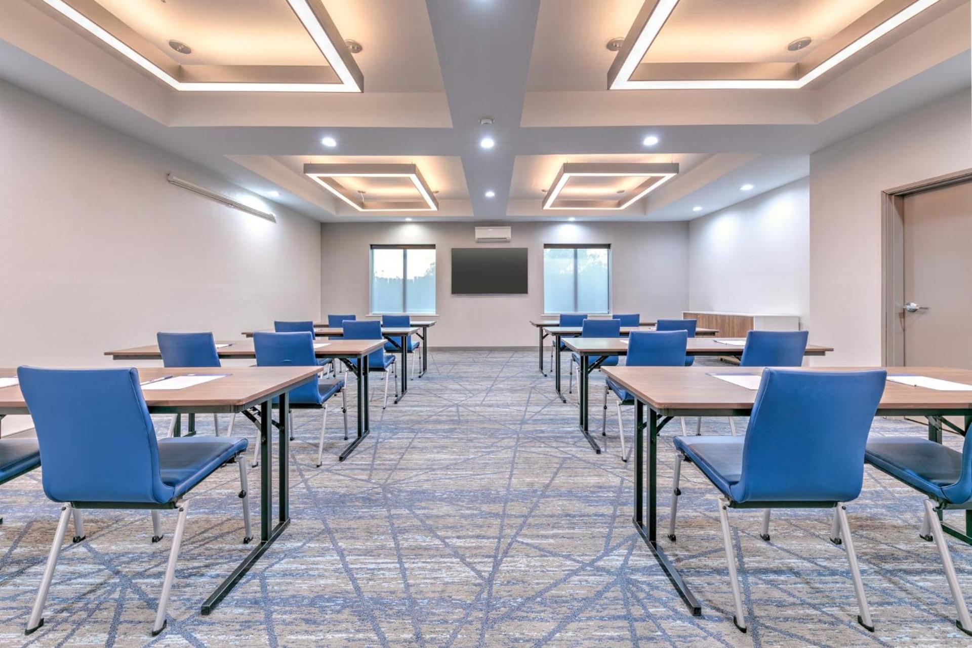 Holiday Inn Express Hotel & Suites Winnie by IHG photo 3