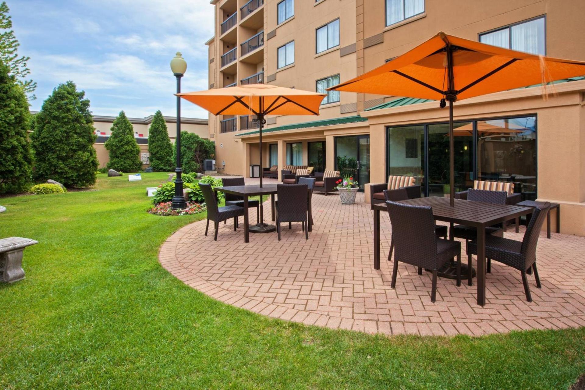 Courtyard Chicago Midway Airport photo 5