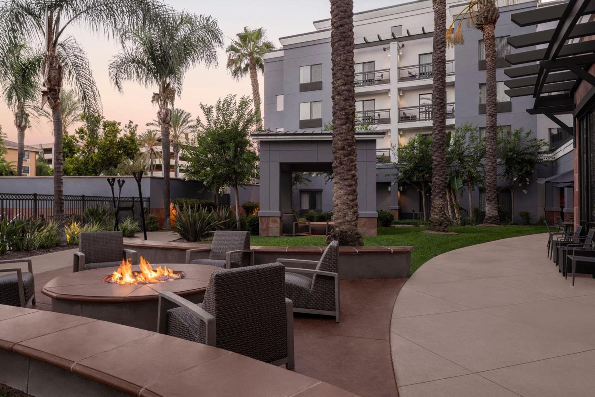 Courtyard Los Angeles Burbank Airport photo 26