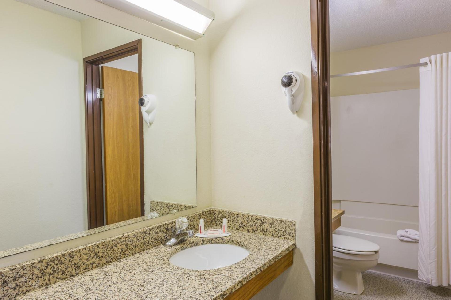 Super 8 by Wyndham East Stroudsburg - Poconos photo 31