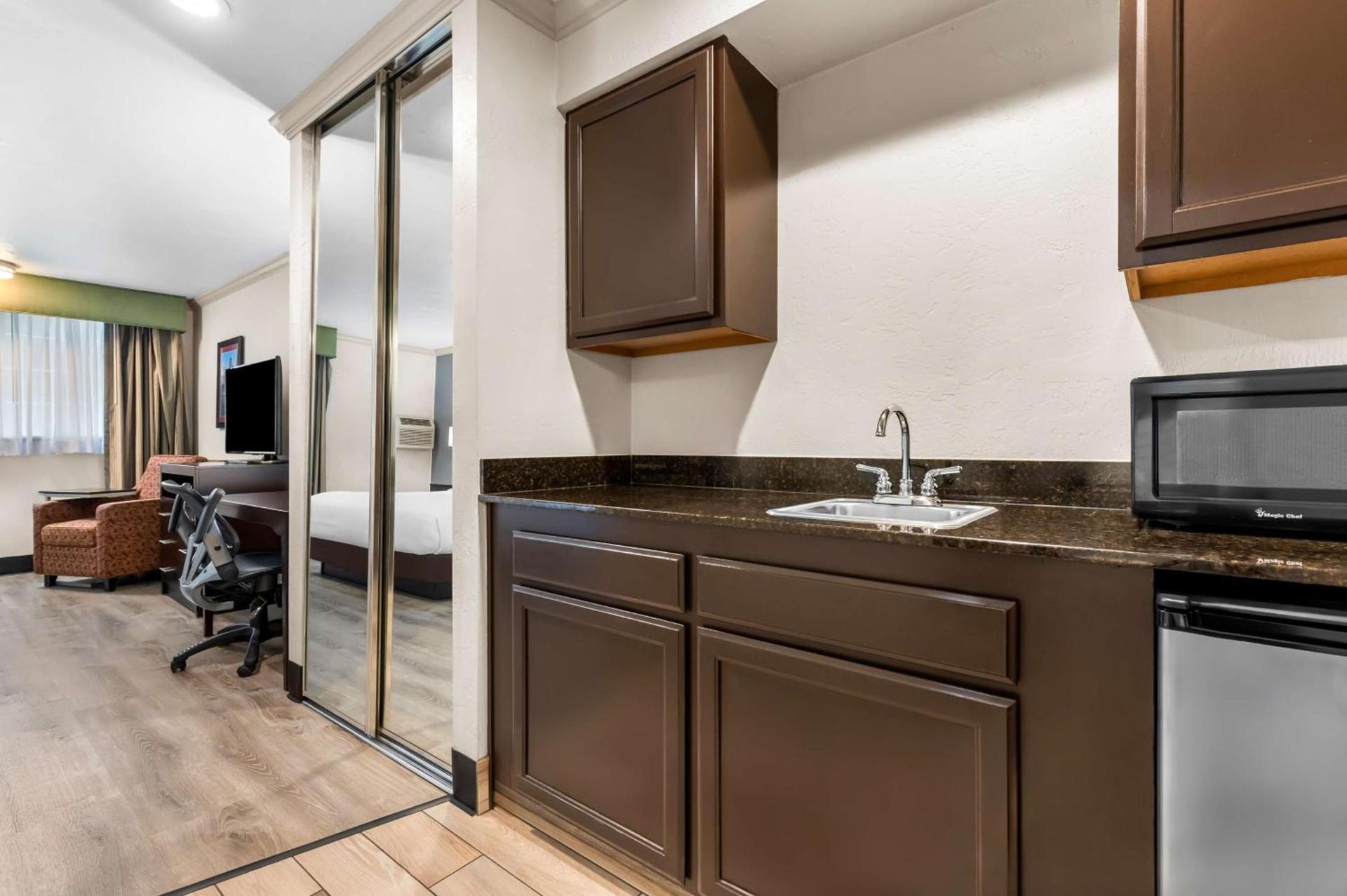 Best Western Plus Parkway Inn photo 16