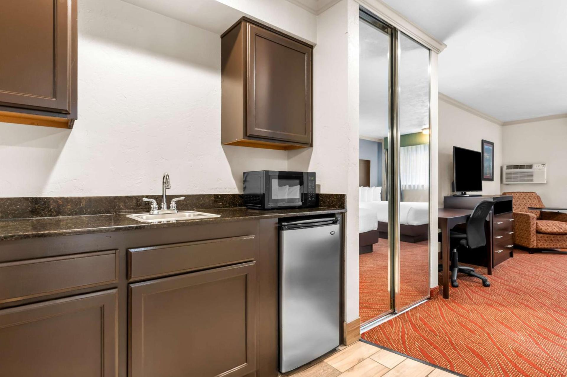 Best Western Plus Parkway Inn photo 23