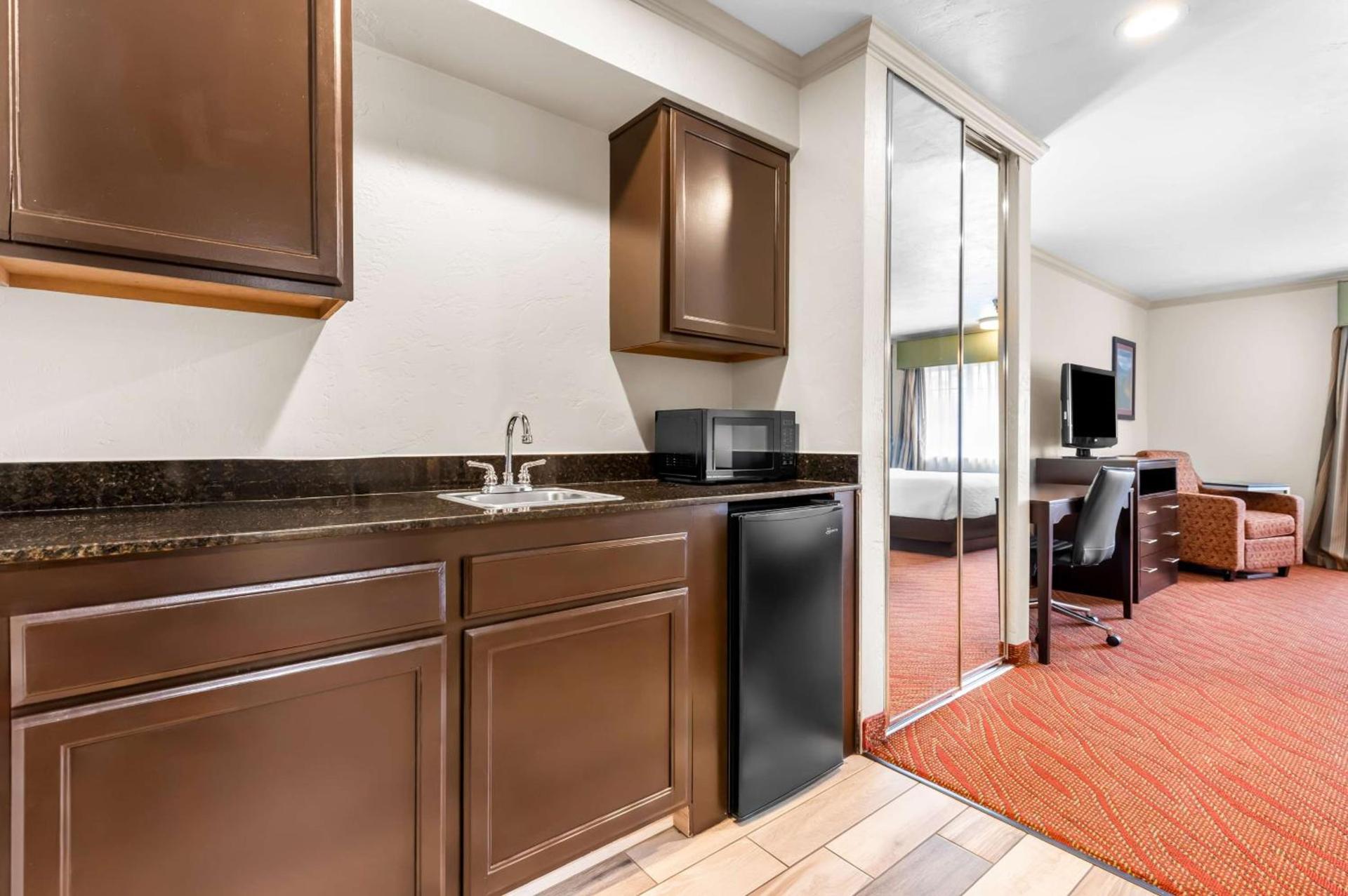 Best Western Plus Parkway Inn photo 27