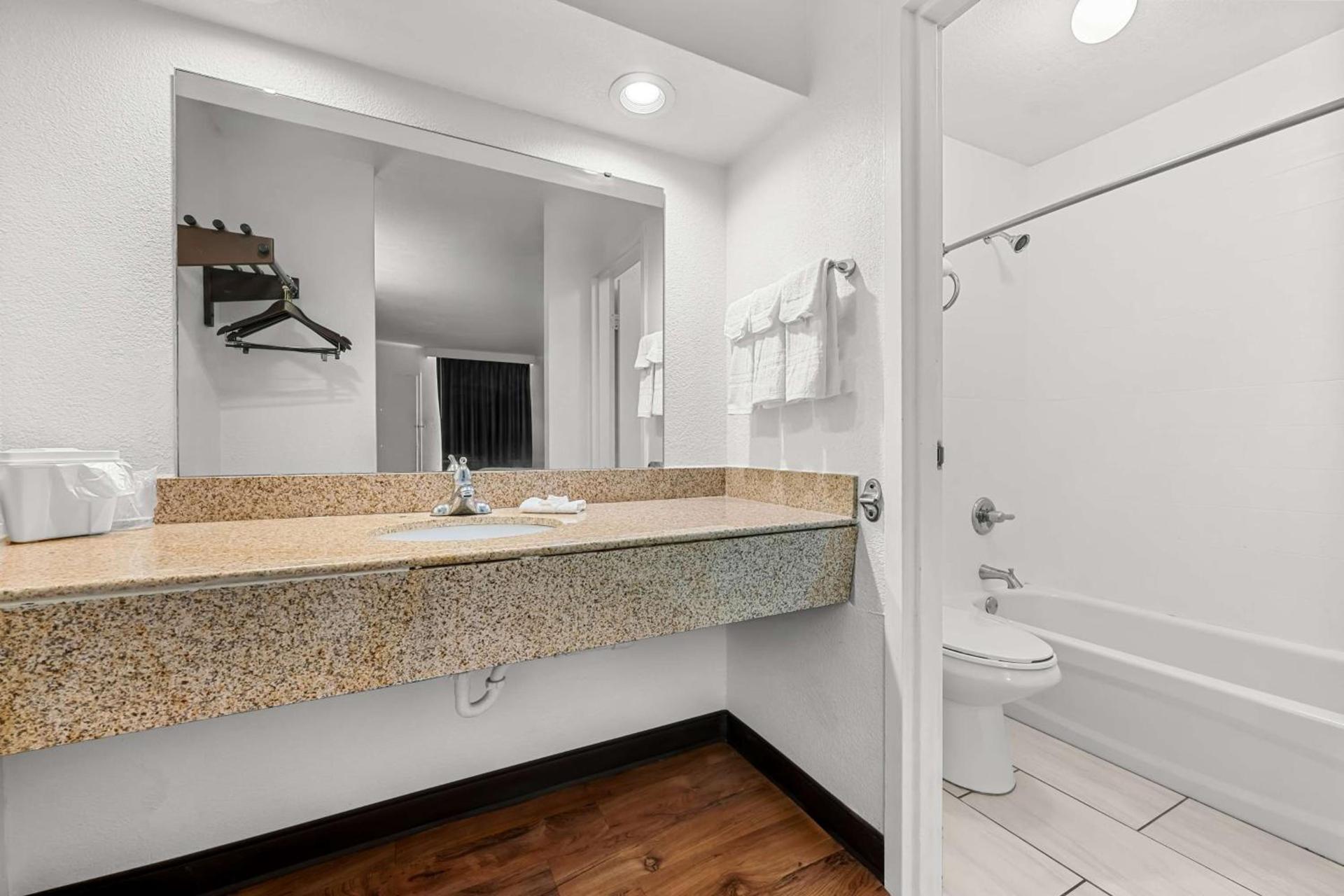 Americas Best Value Inn Hamilton photo 23