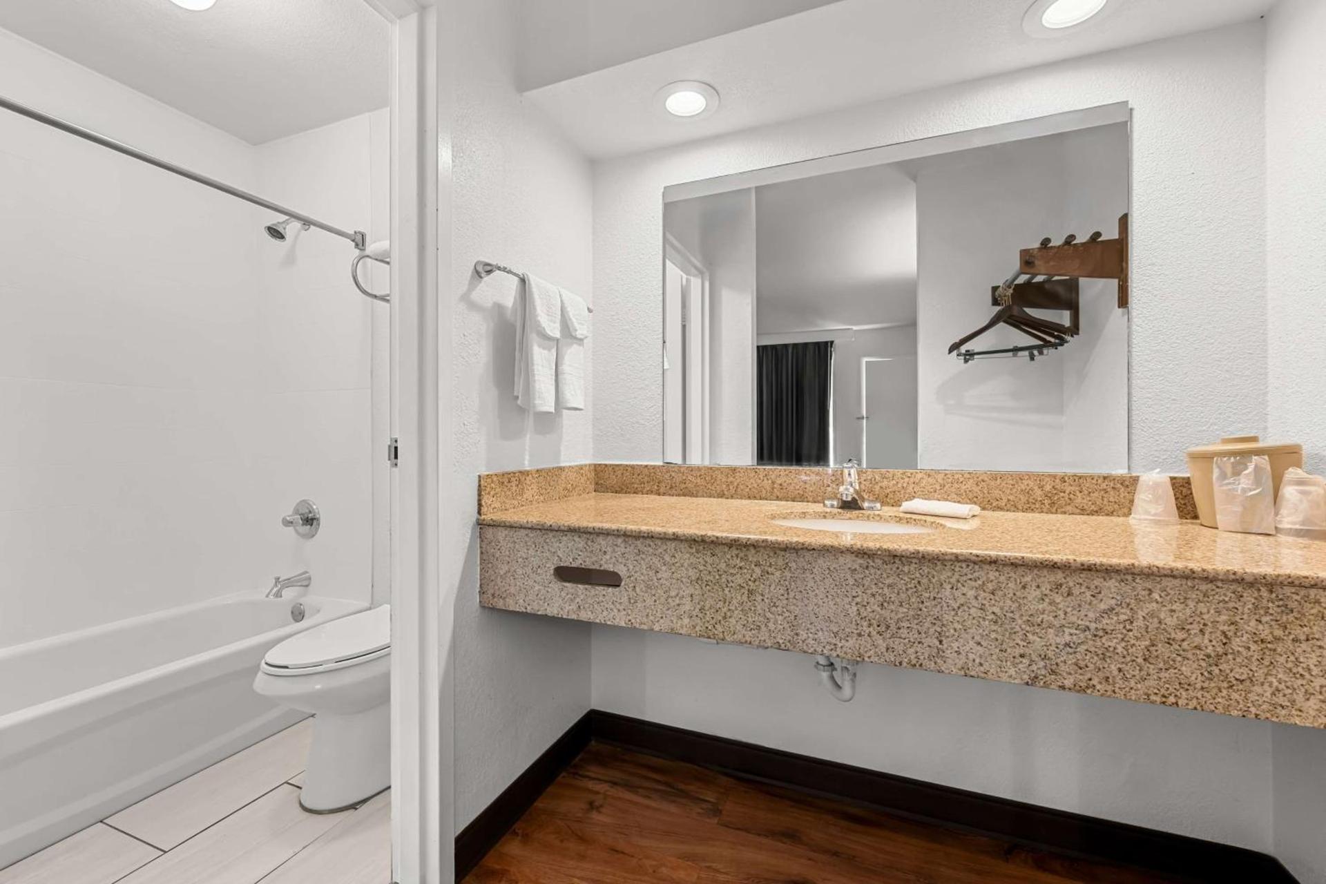 Americas Best Value Inn Hamilton photo 22