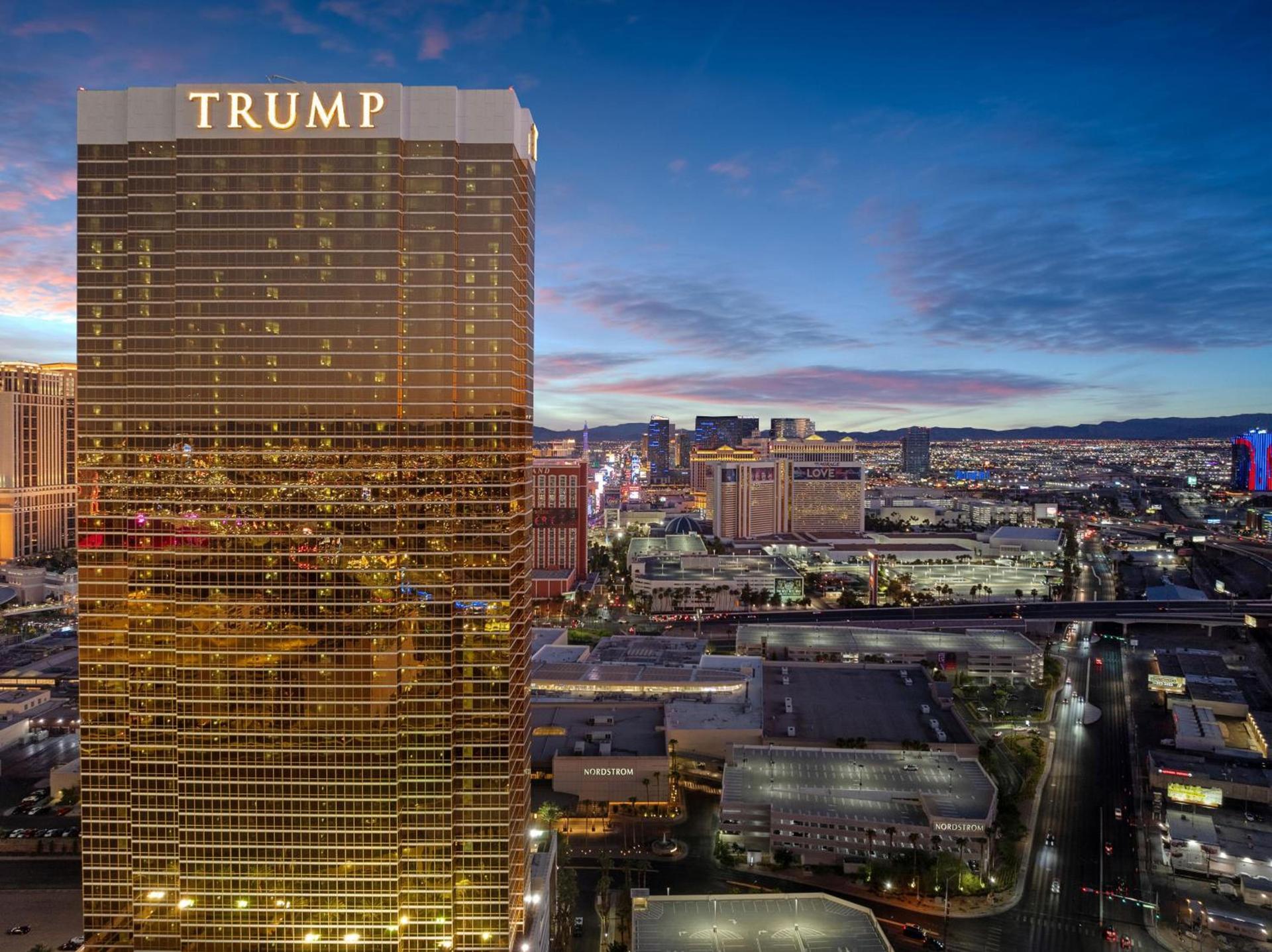 TRUMP 56th Floor - Sphere and Strip View - No Resort Fees photo 18