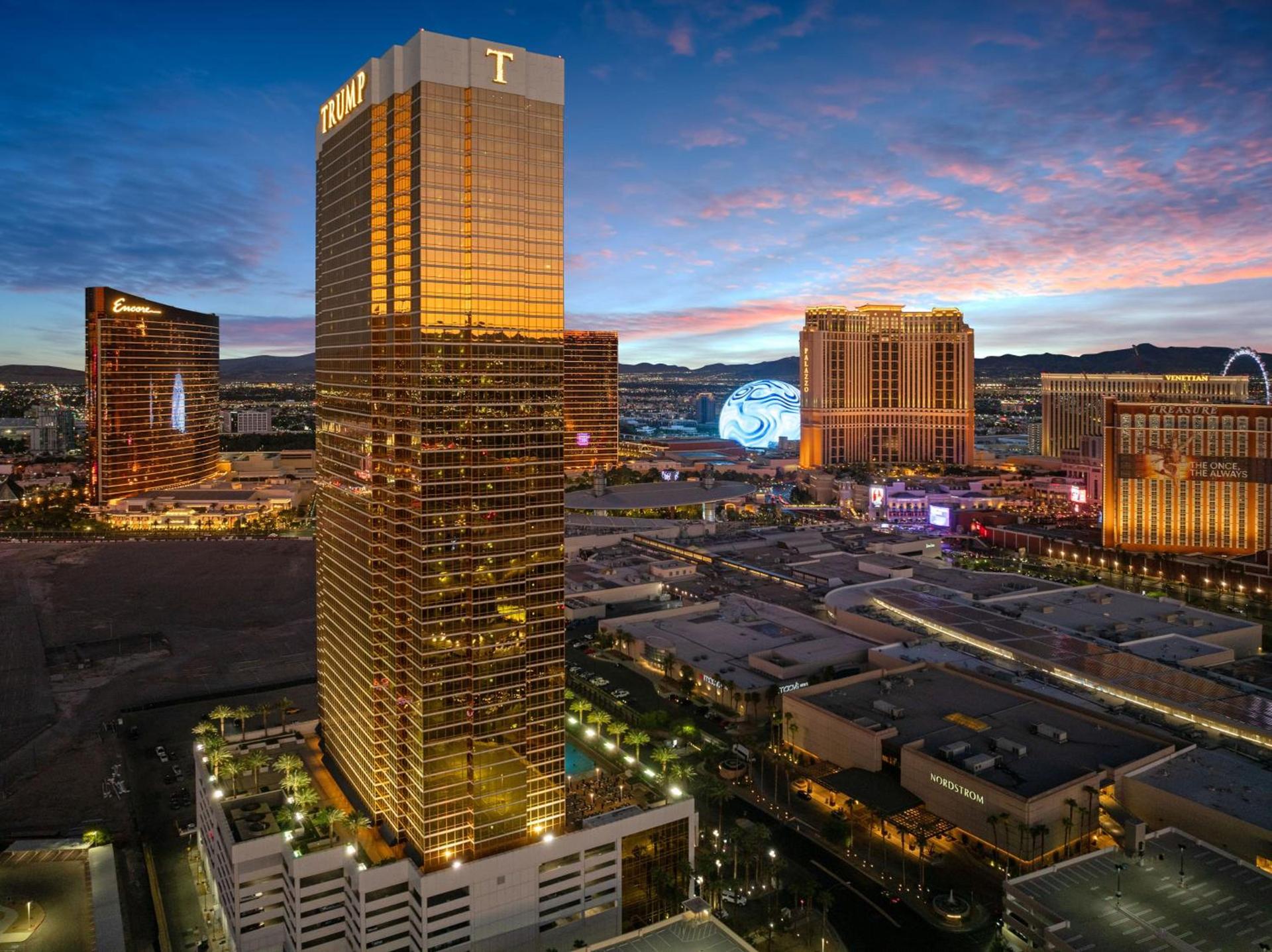 TRUMP 56th Floor - Sphere and Strip View - No Resort Fees photo 1